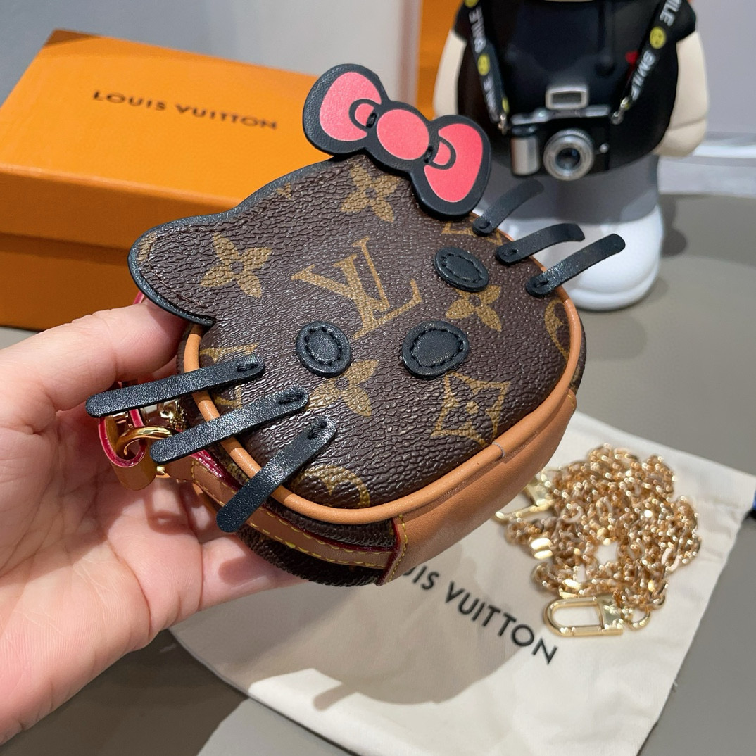
 配链条LV迷你包Hello Kitty小猫斜挎包 萌宝穿搭必备
Kitty 控绝对不能错过的包包挂件