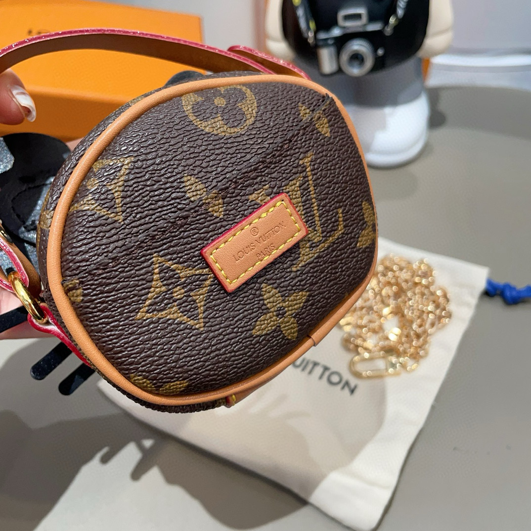 
 配链条LV迷你包Hello Kitty小猫斜挎包 萌宝穿搭必备
Kitty 控绝对不能错过的包包挂件