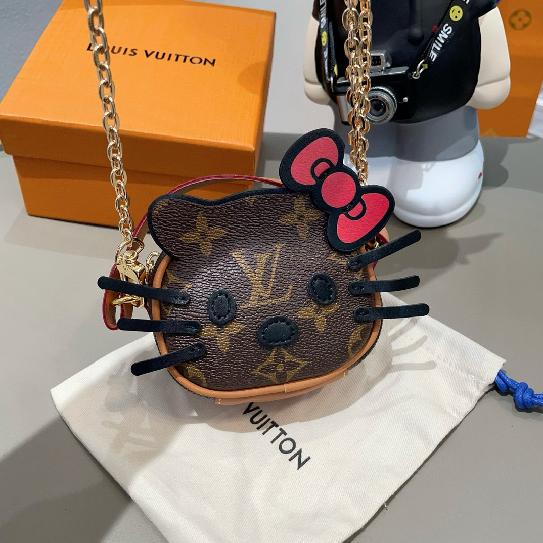 
 配链条LV迷你包Hello Kitty小猫斜挎包 萌宝穿搭必备
Kitty 控绝对不能错过的包包挂件