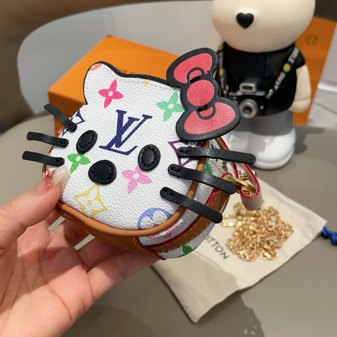 
 配链条LV迷你包Hello Kitty小猫斜挎包 萌宝穿搭必备
Kitty 控绝对不能错过的包包挂件