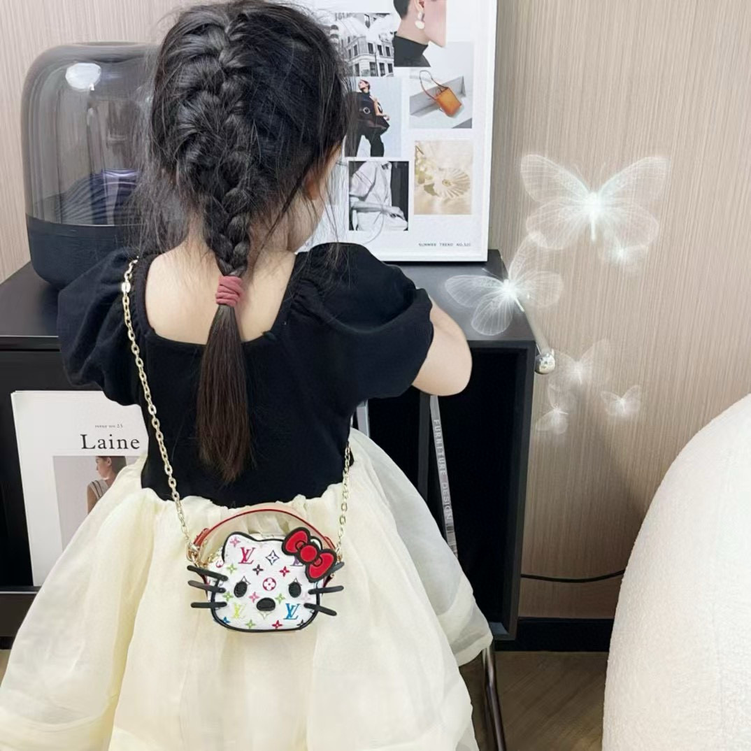 
 配链条LV迷你包Hello Kitty小猫斜挎包 萌宝穿搭必备
Kitty 控绝对不能错过的包包挂件