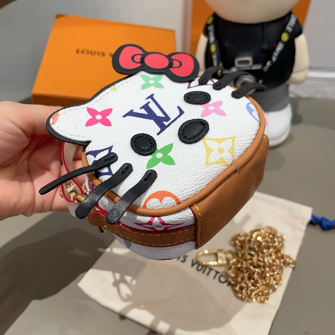 
 配链条LV迷你包Hello Kitty小猫斜挎包 萌宝穿搭必备
Kitty 控绝对不能错过的包包挂件