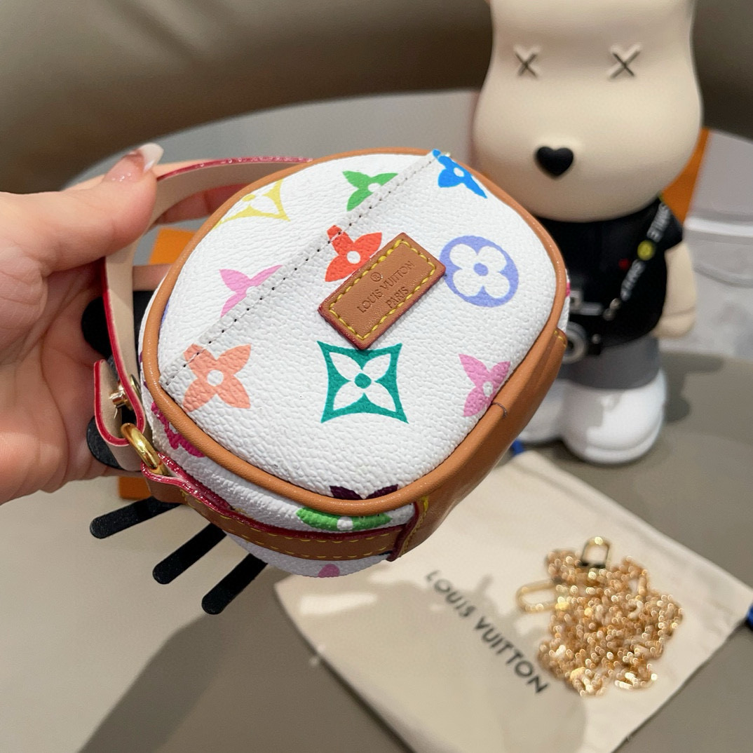 
 配链条LV迷你包Hello Kitty小猫斜挎包 萌宝穿搭必备
Kitty 控绝对不能错过的包包挂件
