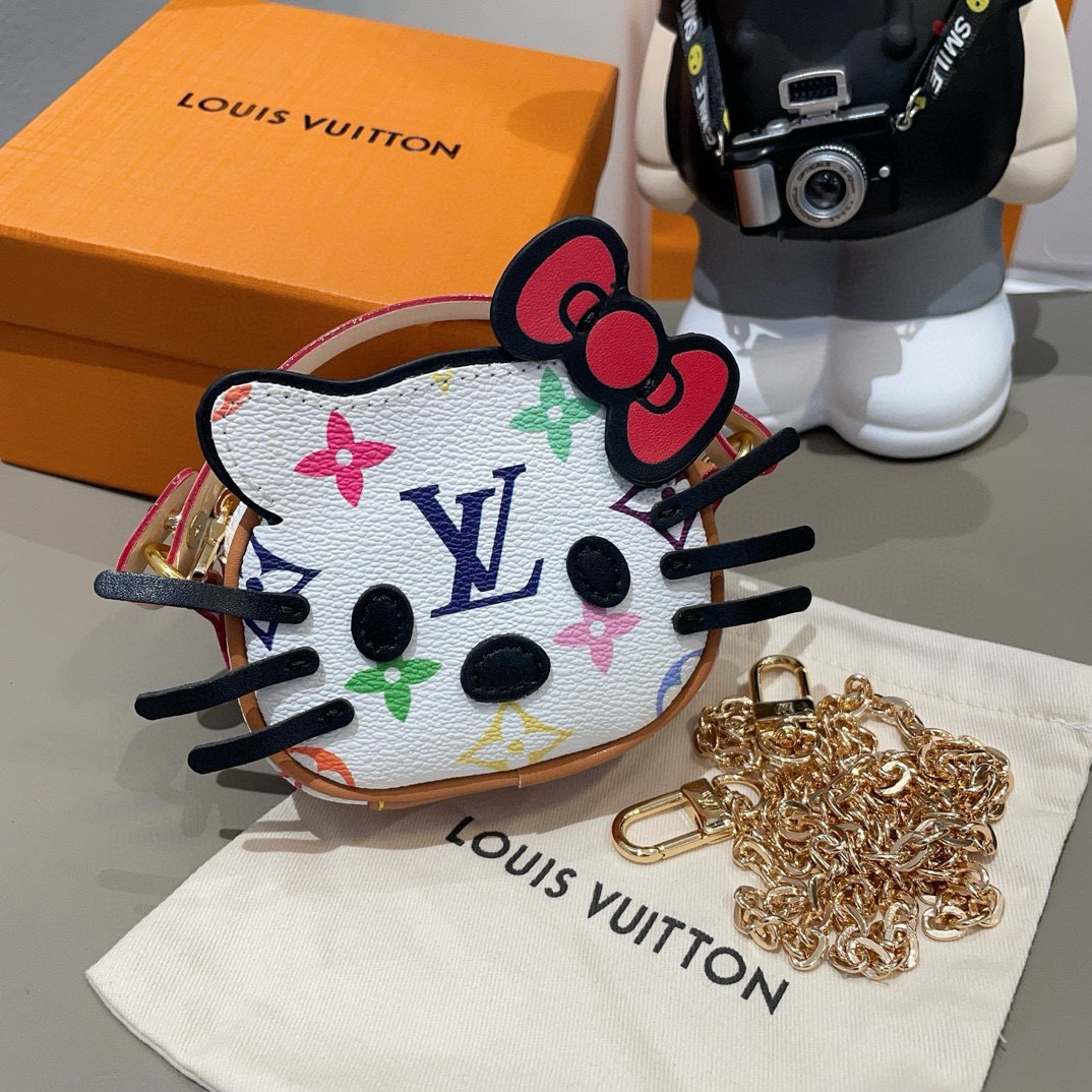 
 配链条LV迷你包Hello Kitty小猫斜挎包 萌宝穿搭必备
Kitty 控绝对不能错过的包包挂件