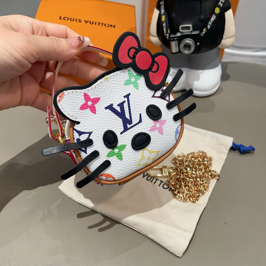 
 配链条LV迷你包Hello Kitty小猫斜挎包 萌宝穿搭必备
Kitty 控绝对不能错过的包包挂件