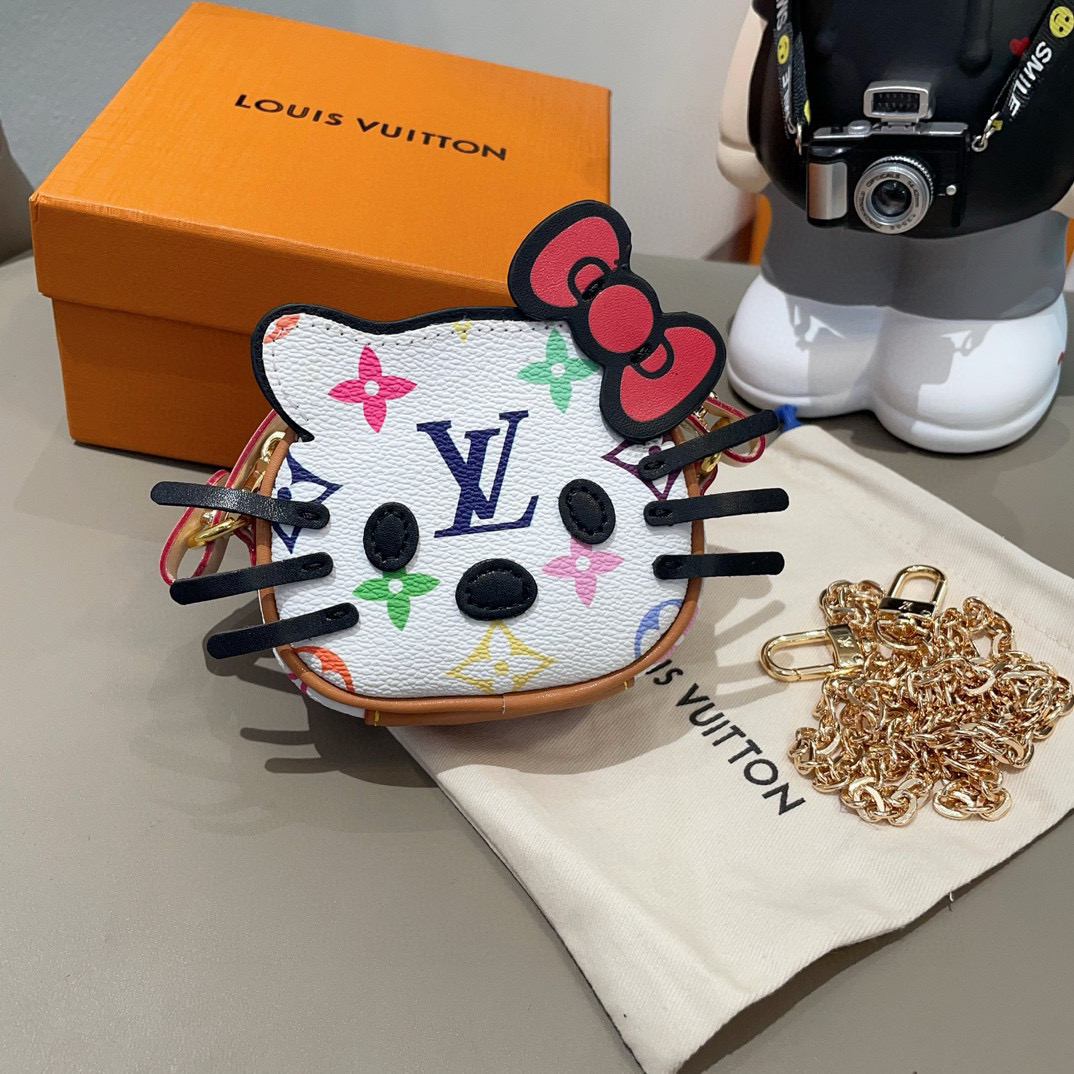
 配链条LV迷你包Hello Kitty小猫斜挎包 萌宝穿搭必备
Kitty 控绝对不能错过的包包挂件
