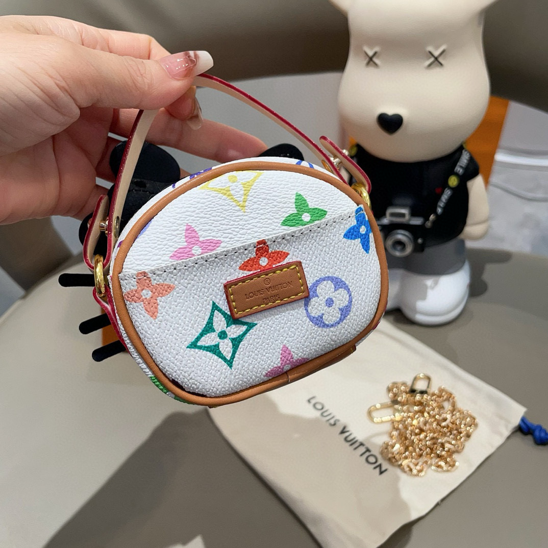 
 配链条LV迷你包Hello Kitty小猫斜挎包 萌宝穿搭必备
Kitty 控绝对不能错过的包包挂件