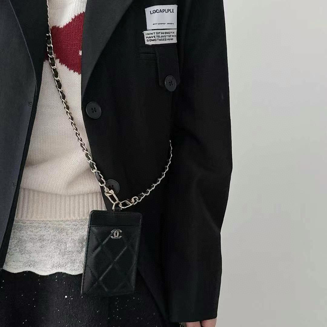  。香奈儿菱格绣花链条卡包 工牌🪪卡包 香奈儿卡包 链条挂脖设计🉑拆卸