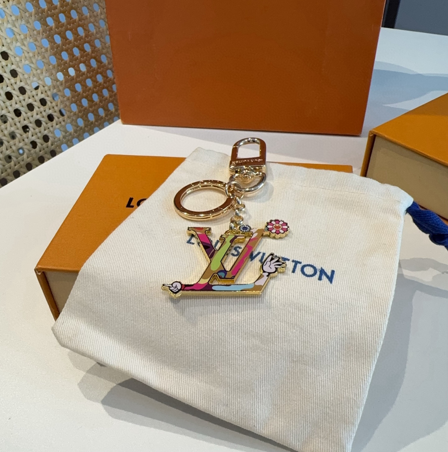  。LV村上隆钥匙扣包包挂饰 LV X TM LV ICONIC
SUPERFLAT 钥匙扣
路易威登再