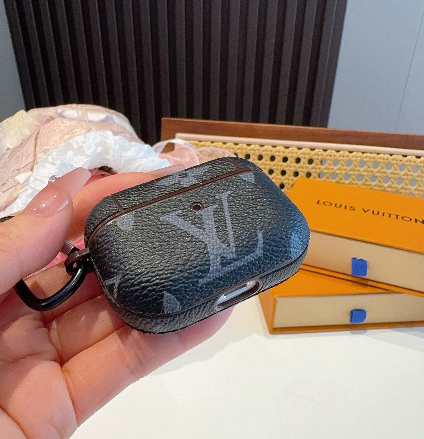  。LV经典老花 33彩 蓝牙耳机壳   3代Pro蓝牙耳机套  配挂钩可挂包包 闪光灯按键
其它型号可