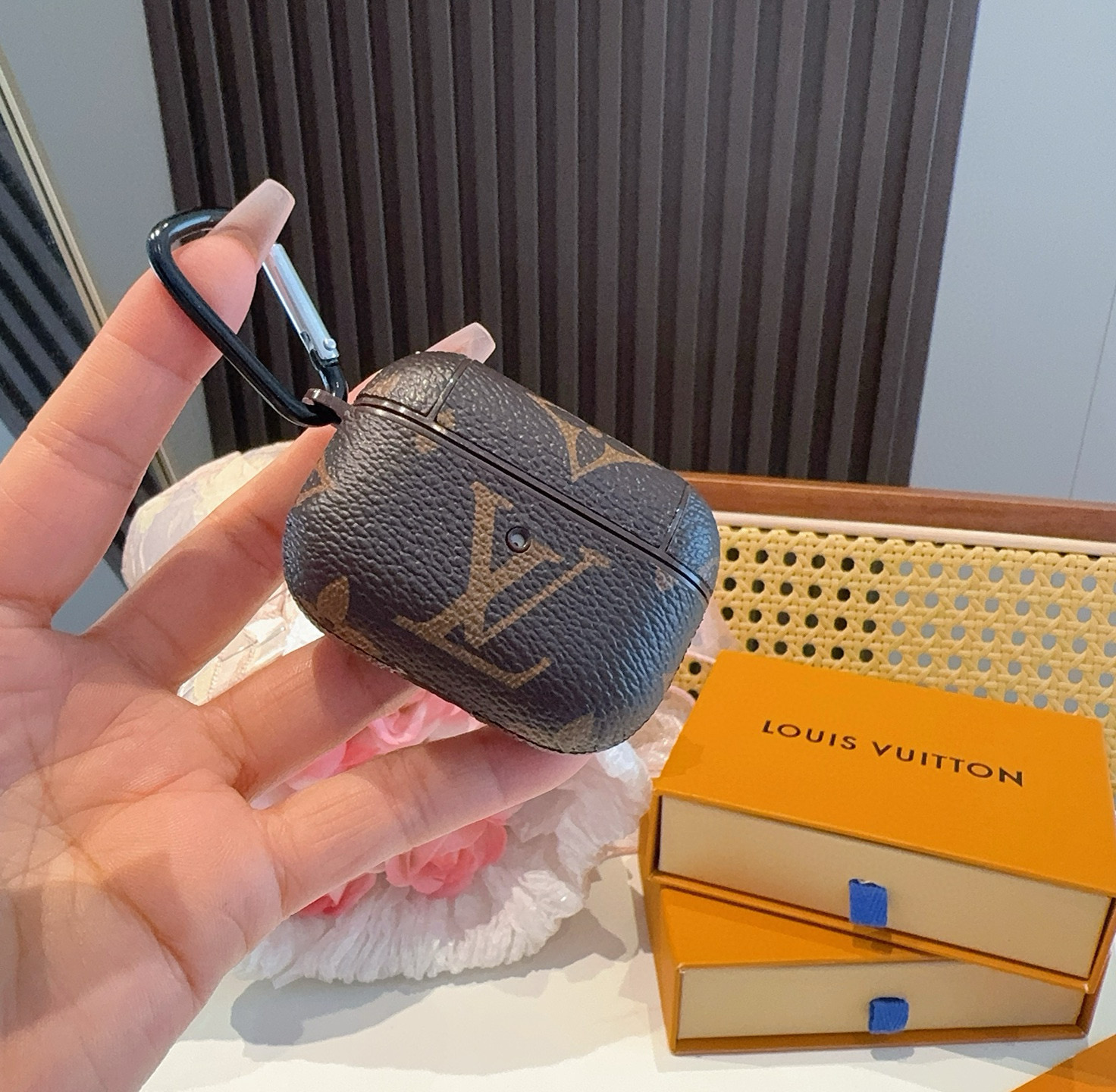  。LV经典老花 33彩 蓝牙耳机壳   3代Pro蓝牙耳机套  配挂钩可挂包包 闪光灯按键
其它型号可