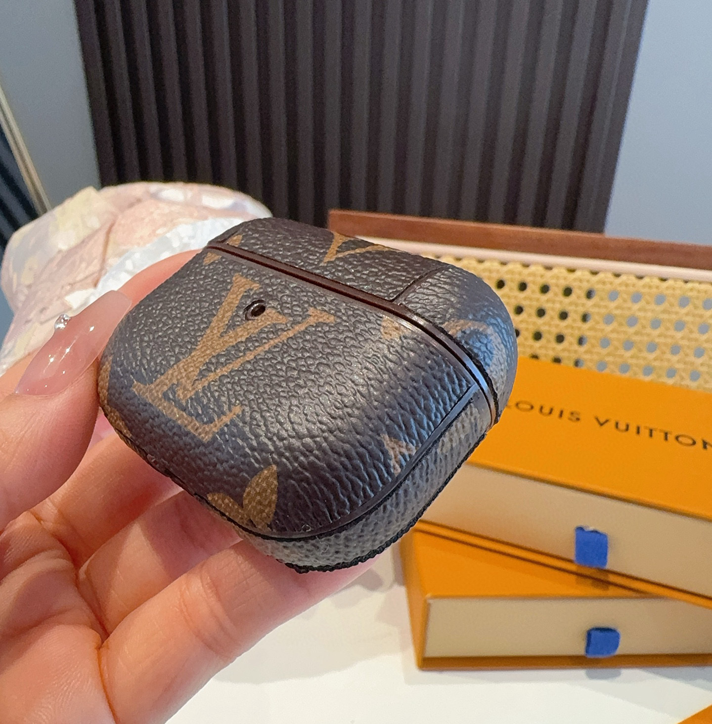  。LV经典老花 33彩 蓝牙耳机壳   3代Pro蓝牙耳机套  配挂钩可挂包包 闪光灯按键
其它型号可