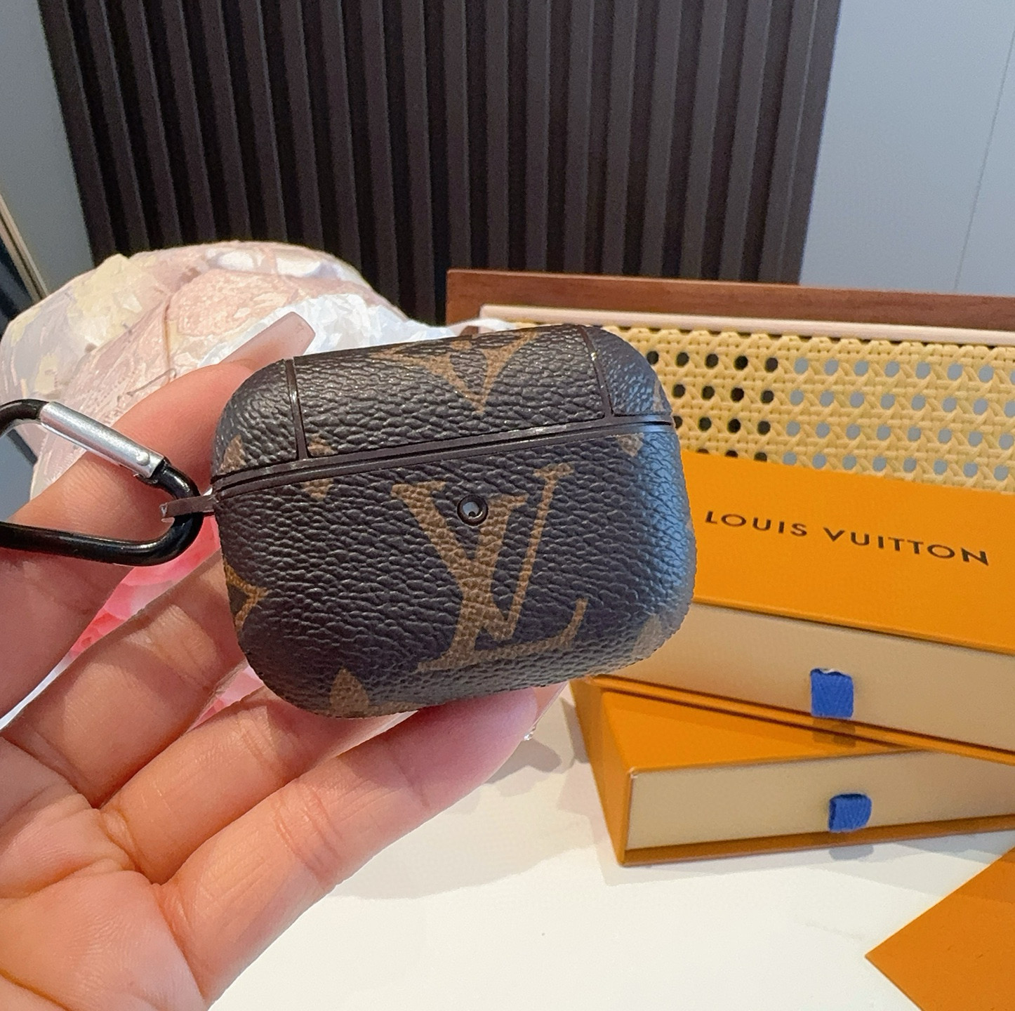  。LV经典老花 33彩 蓝牙耳机壳   3代Pro蓝牙耳机套  配挂钩可挂包包 闪光灯按键
其它型号可