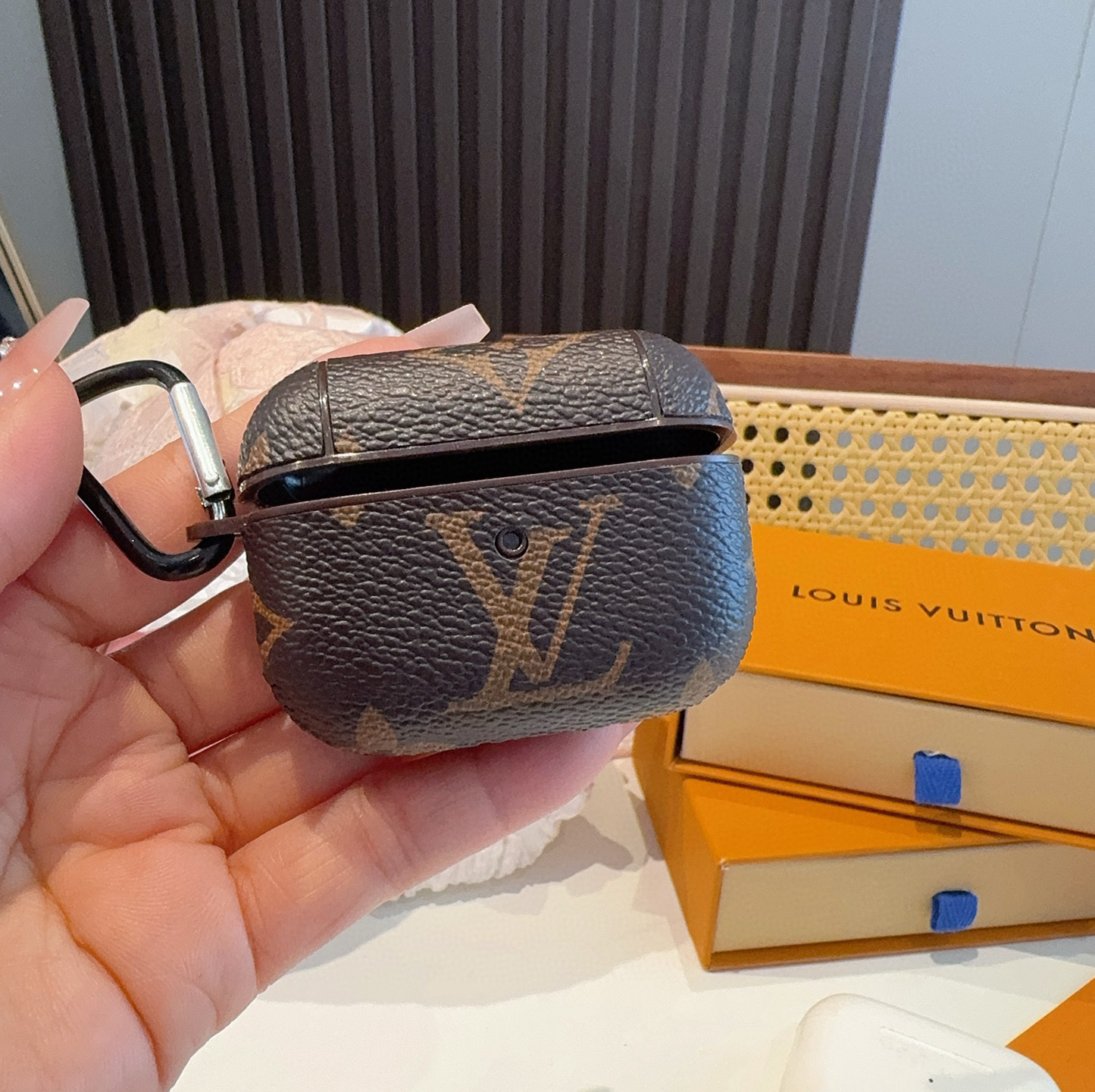  。LV经典老花 33彩 蓝牙耳机壳   3代Pro蓝牙耳机套  配挂钩可挂包包 闪光灯按键
其它型号可