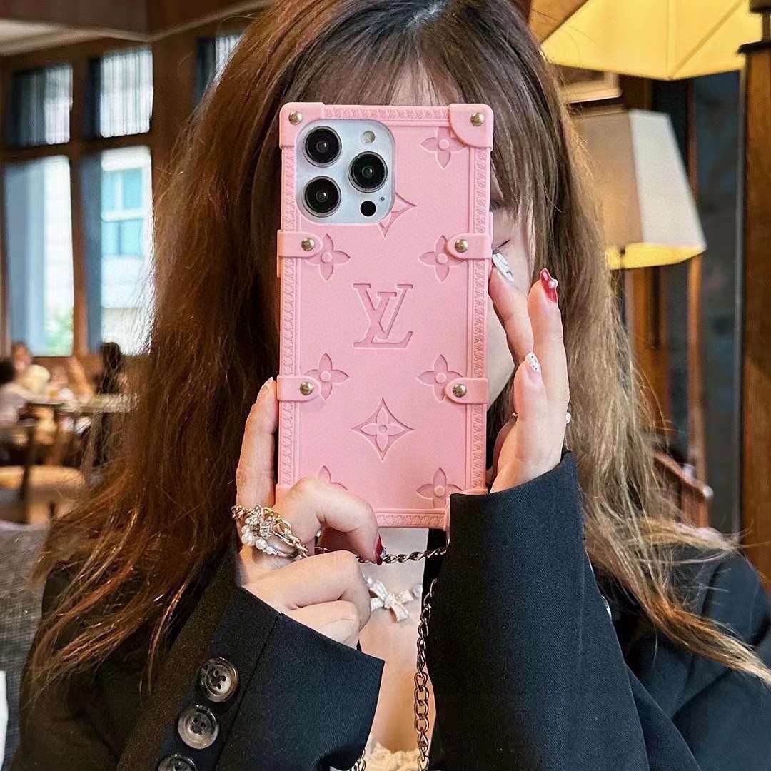 💗。Lv官网同步夏季新款,铆钉链条手机壳,可手提斜挎!质感超nice!
型号:为了不出现报错型号,请打开