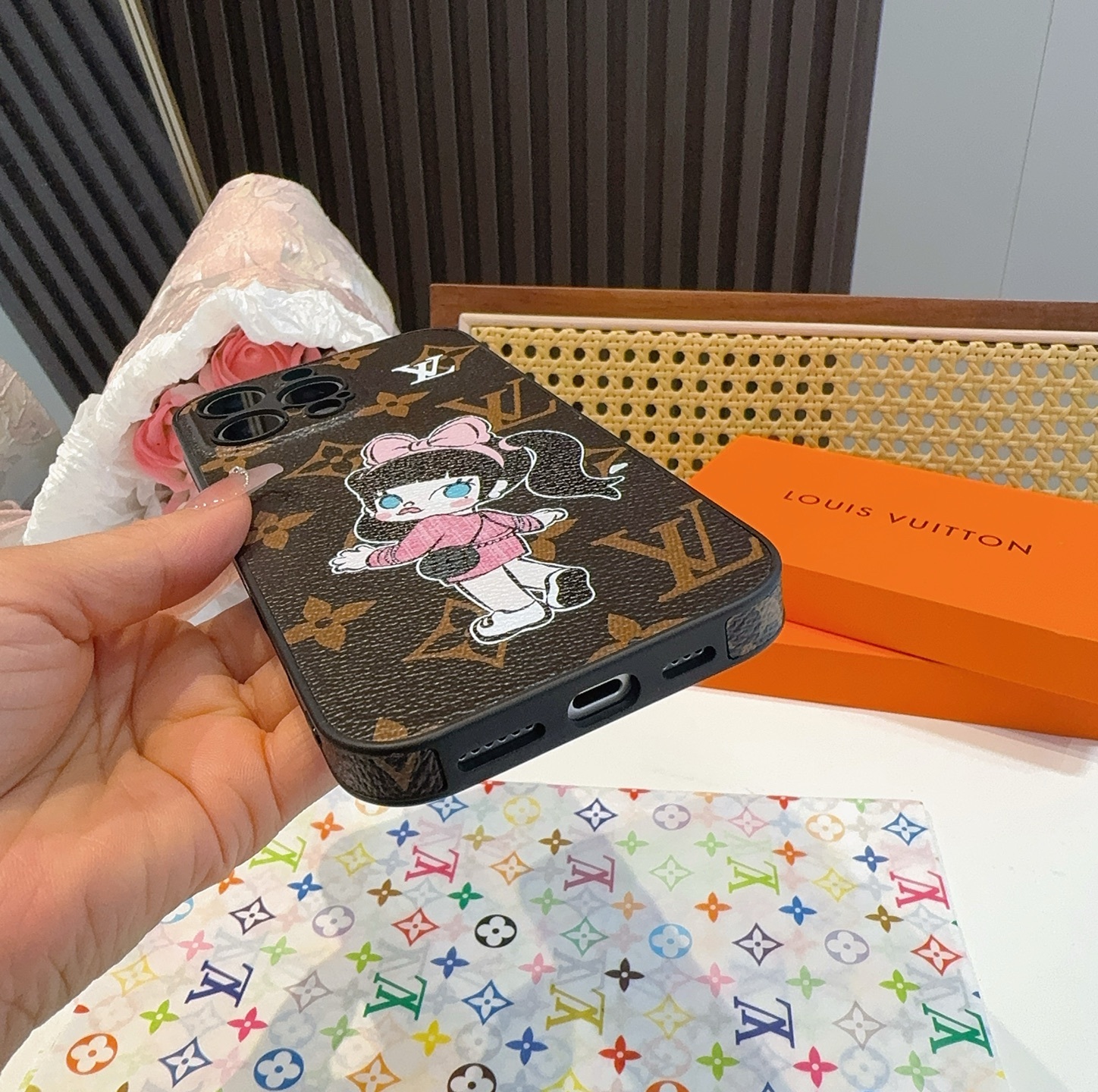 。Lv精孔全包手机壳 卡通图案Lv全包围边皮质手机壳
型号:为了不出现报错型号,请打开本机查看手机设置
