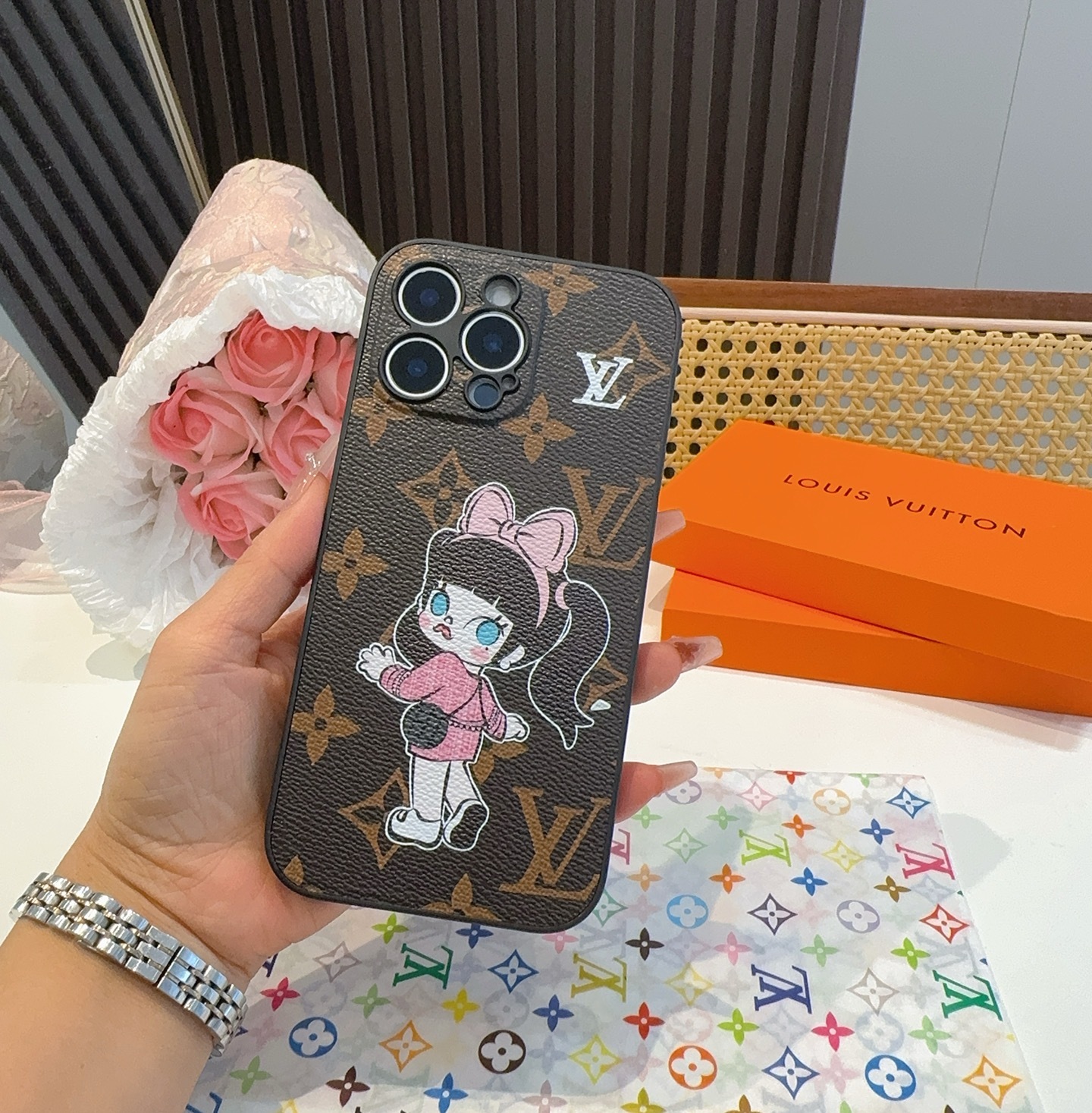。Lv精孔全包手机壳 卡通图案Lv全包围边皮质手机壳
型号:为了不出现报错型号,请打开本机查看手机设置