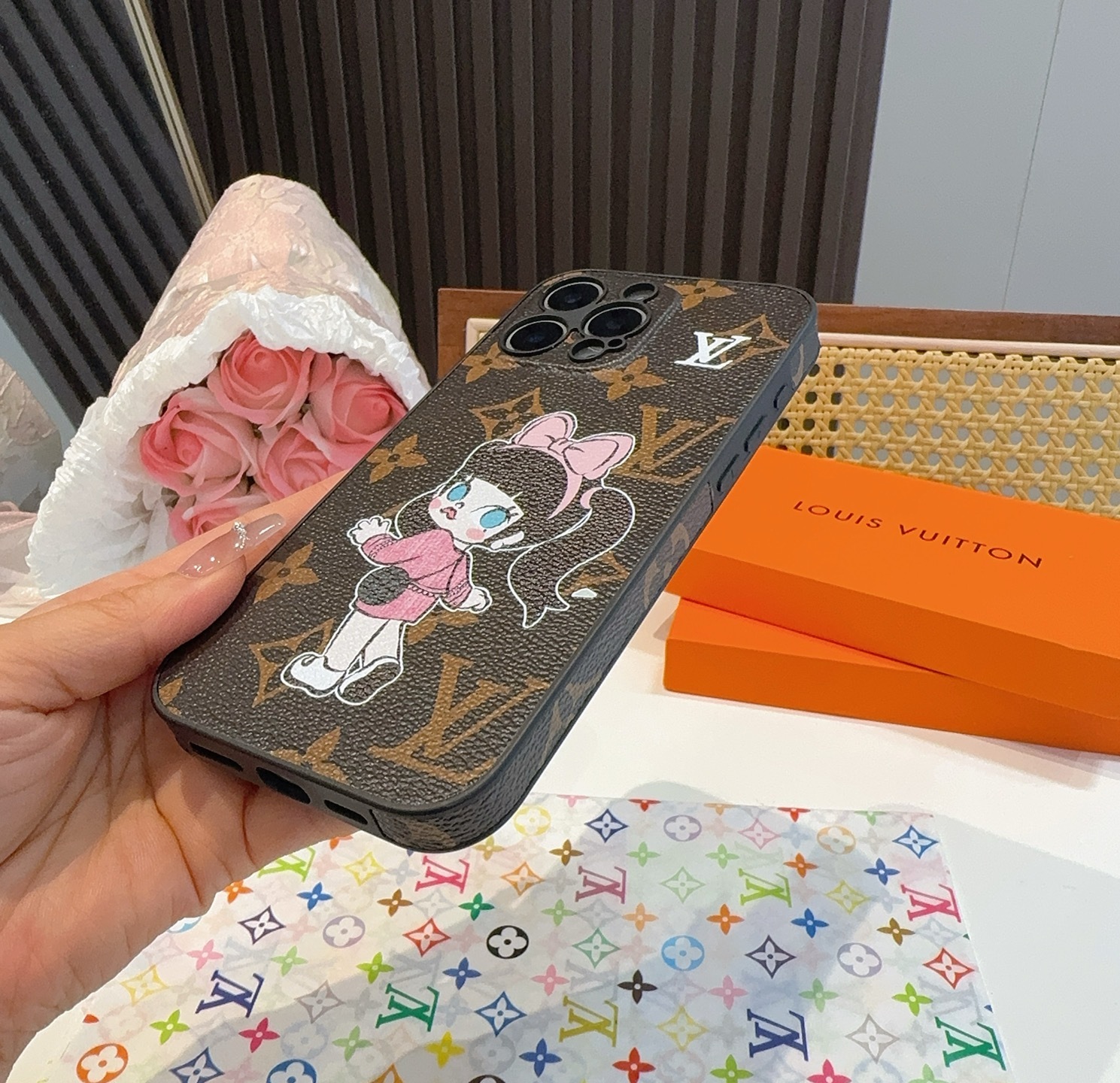 。Lv精孔全包手机壳 卡通图案Lv全包围边皮质手机壳
型号:为了不出现报错型号,请打开本机查看手机设置
