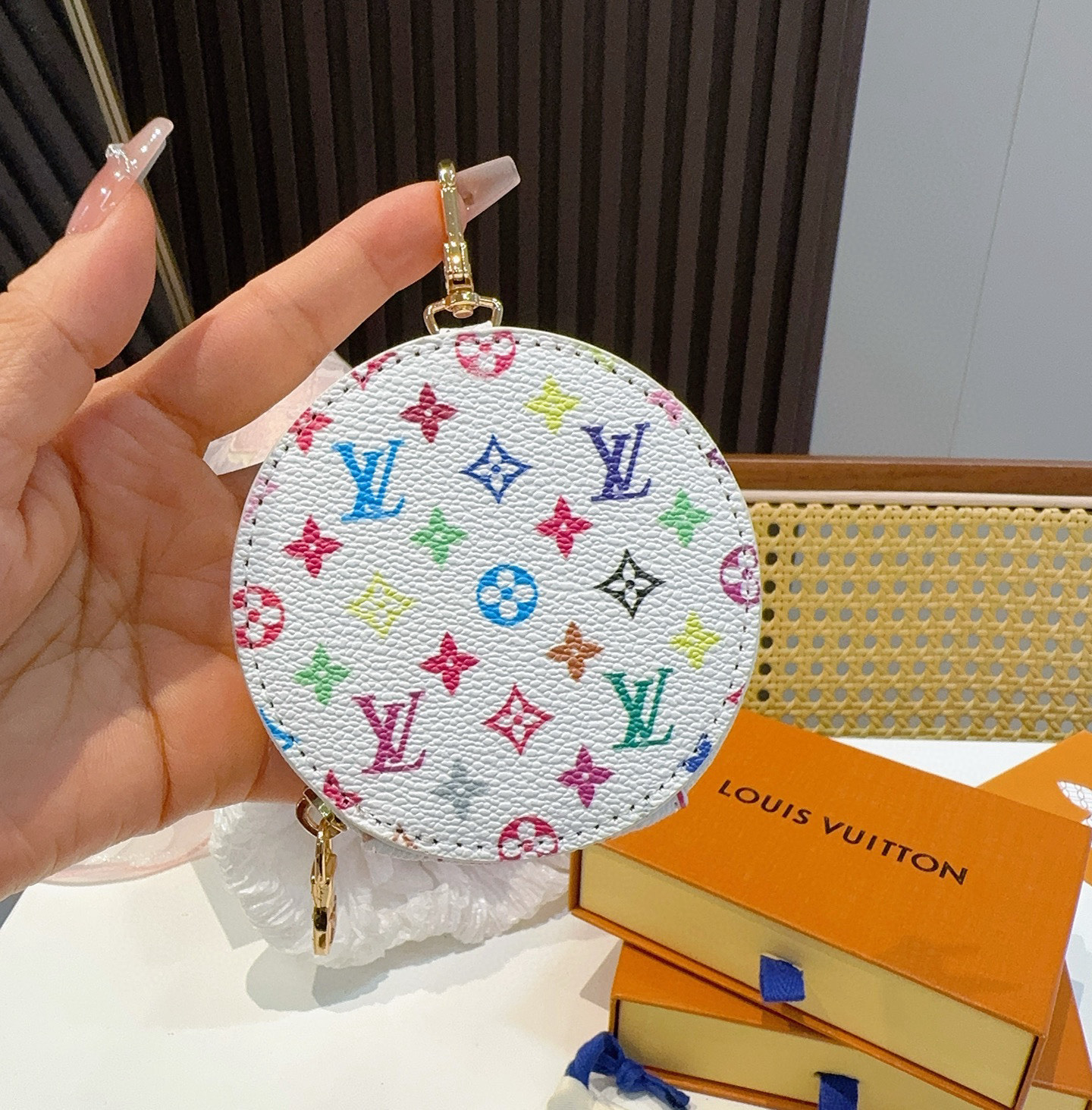  。Louis Vuitton老花包包挂饰、小零钱包。Lv包饰挂件钥匙扣、独家原单货，标志性老花超级百搭