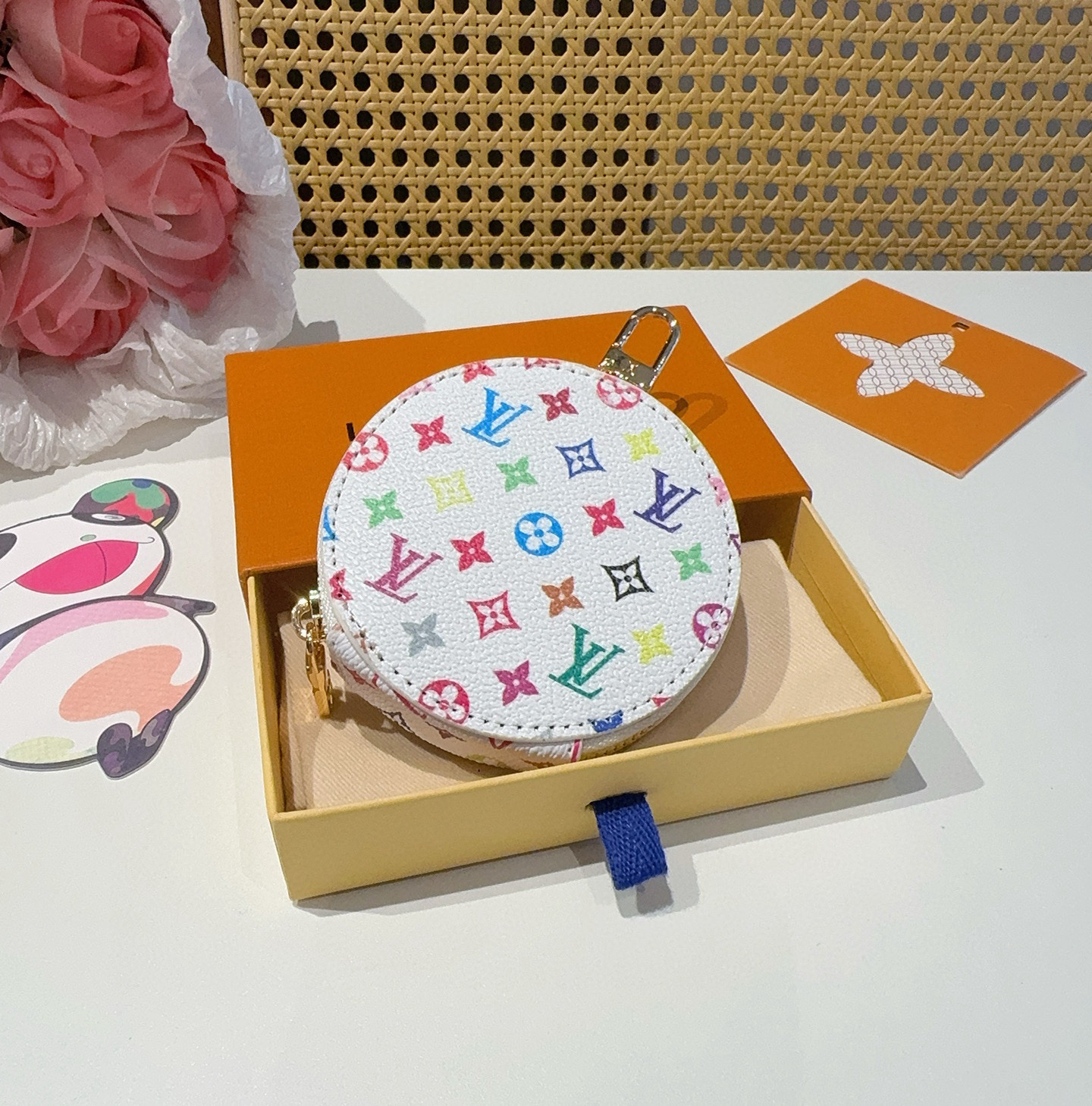  。Louis Vuitton老花包包挂饰、小零钱包。Lv包饰挂件钥匙扣、独家原单货，标志性老花超级百搭