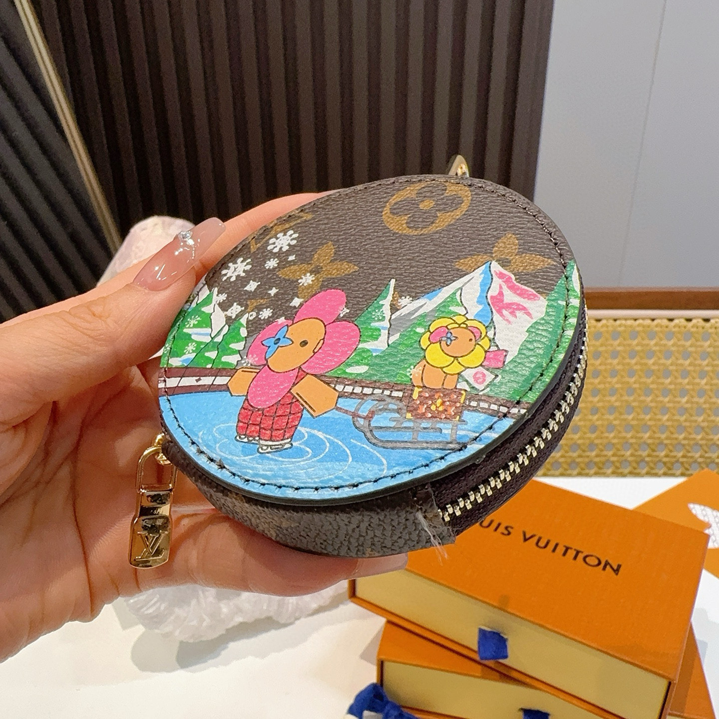  。Louis Vuitton老花包包挂饰、卡通彩绘印花小零钱包。Lv包饰挂件钥匙扣、独家原单货，标志性