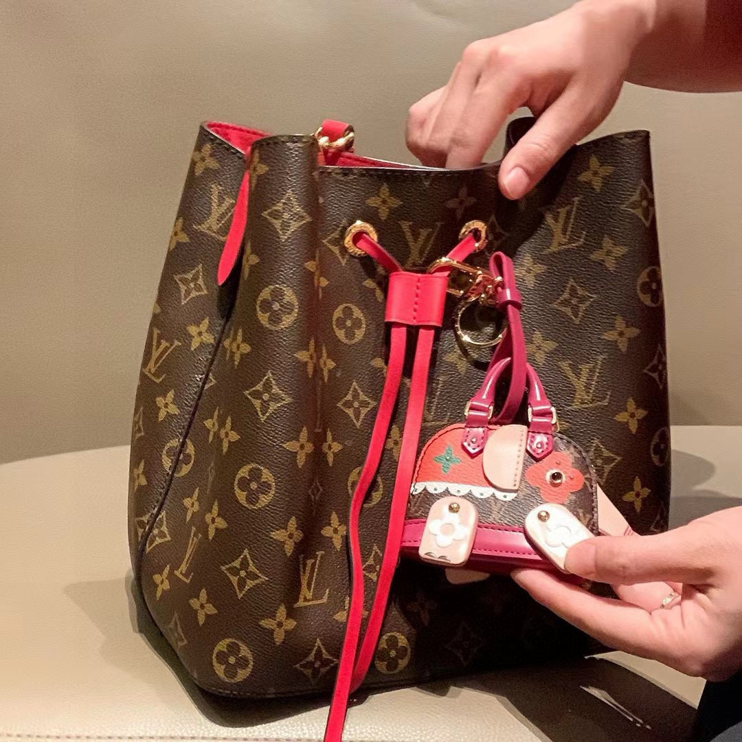 ❗️新款 LOUIS VUITTON 大象🐘钥匙扣mini包包  LV包包挂饰 零钱包，耳机包
专柜码M