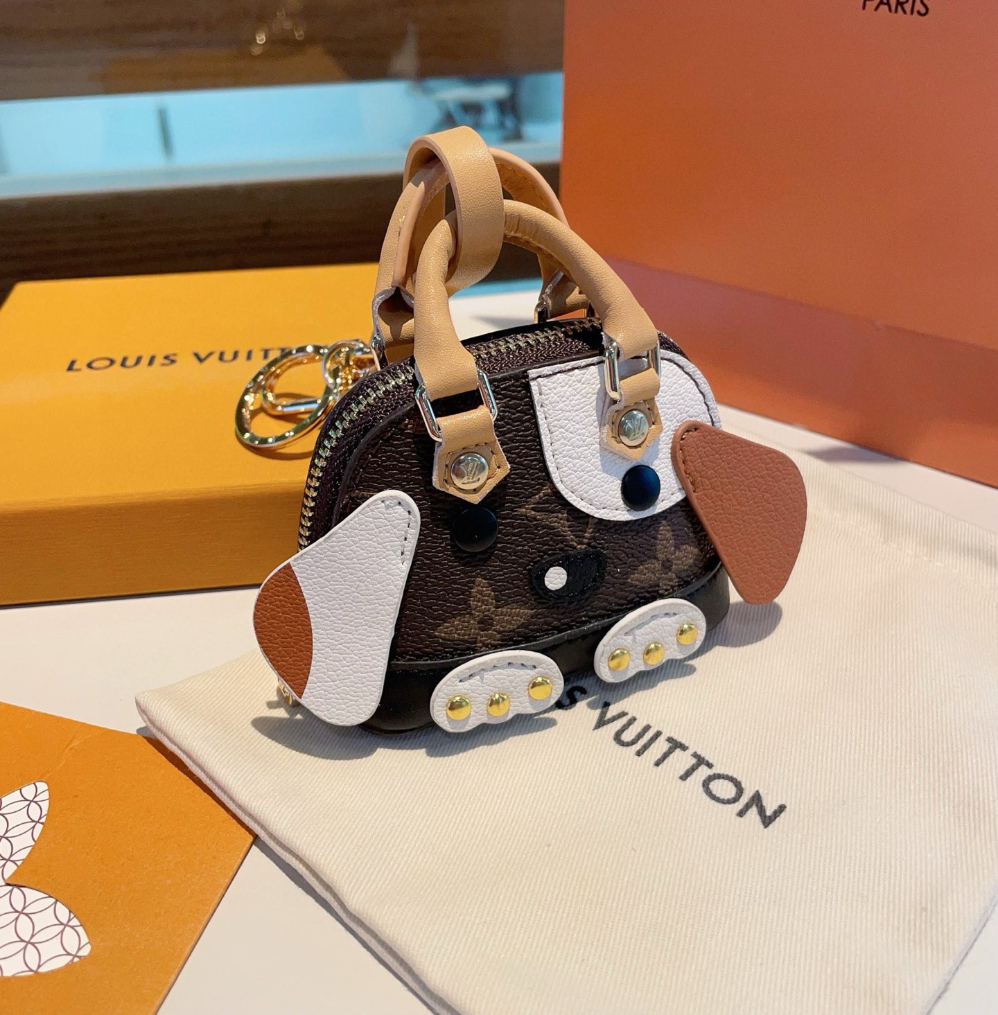 ❗爆款。路易威登LOUIS VUITTON 新款 mini小狗贝壳包  LV包包挂饰，钥匙扣，零钱包，耳