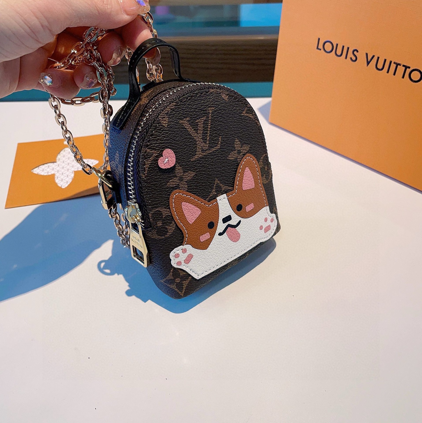 ❗原单货
☀ LOUIS VUITTON 新款卡通链条斜挎小包，mini包包 可装银行卡💄蓝牙耳机…钥匙