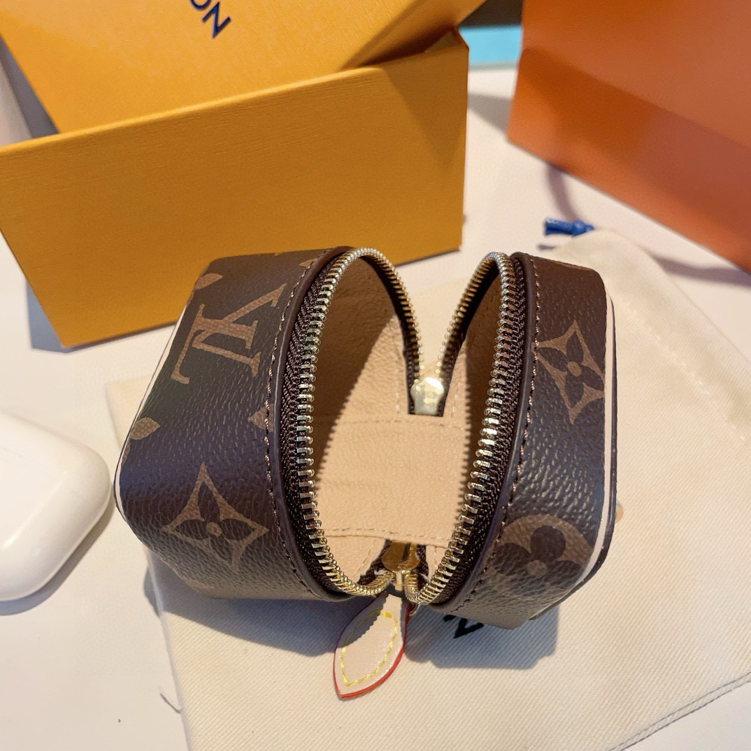 ❗️lv 迷你包包 零钱包钥匙扣耳机包  包包挂件挂饰
可放耳机 卡片 💄零钱等小物件
Vanity 
