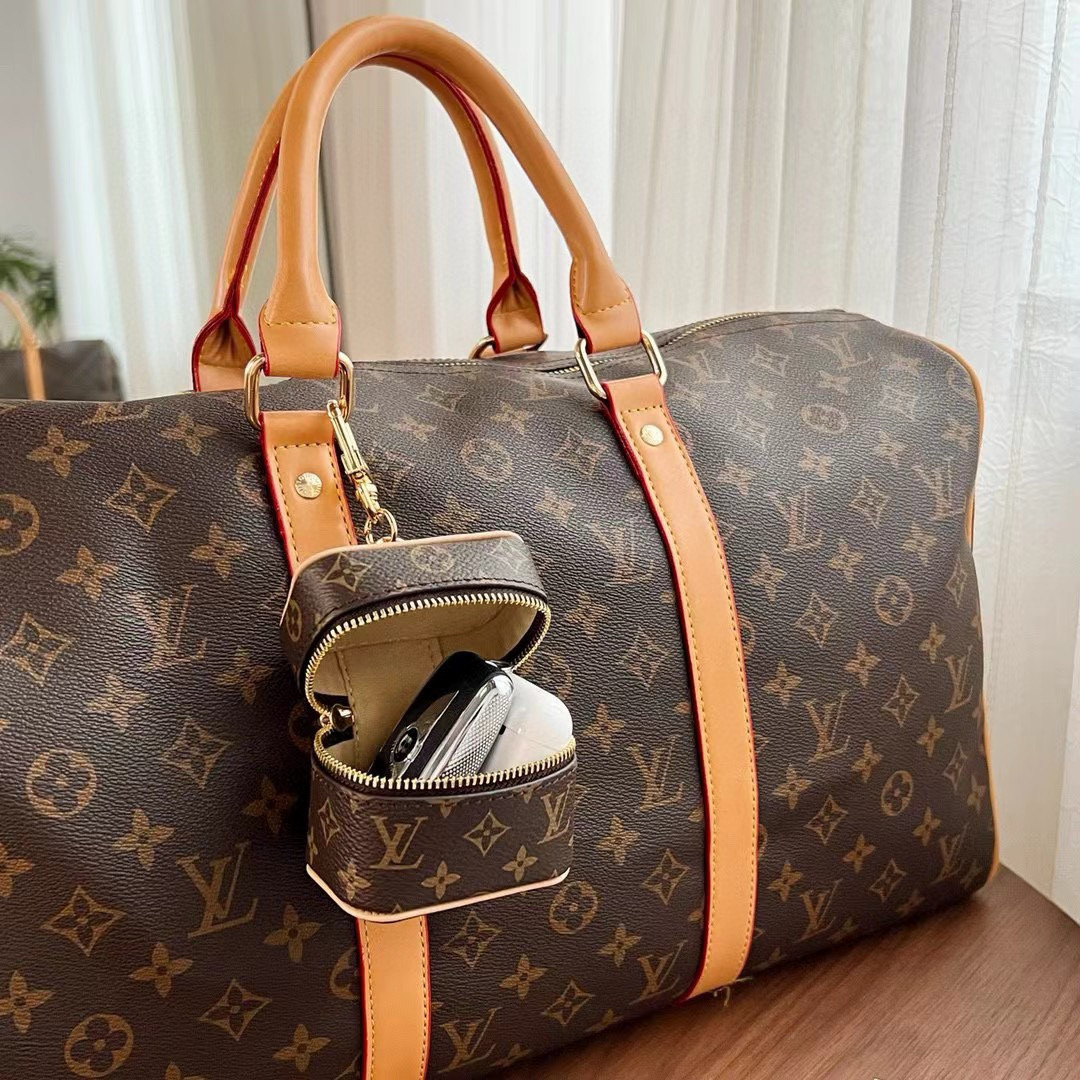  ❗️lv 迷你包包 零钱包钥匙扣耳机包  包包挂件挂饰
可放耳机 卡片 💄零钱等小物件
Vanity 