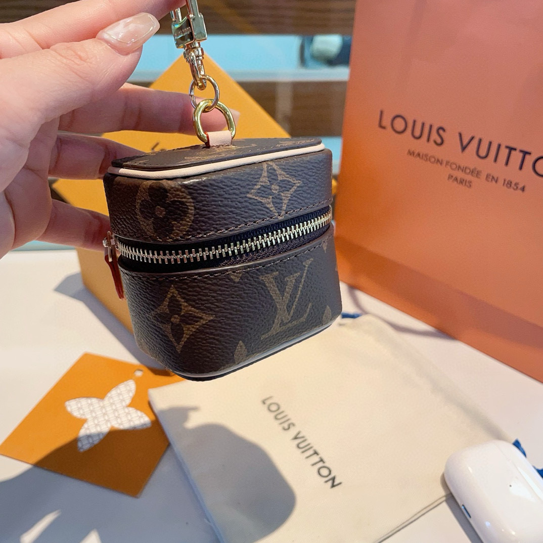 ❗️lv 迷你包包 零钱包钥匙扣耳机包  包包挂件挂饰
可放耳机 卡片 💄零钱等小物件
Vanity 
