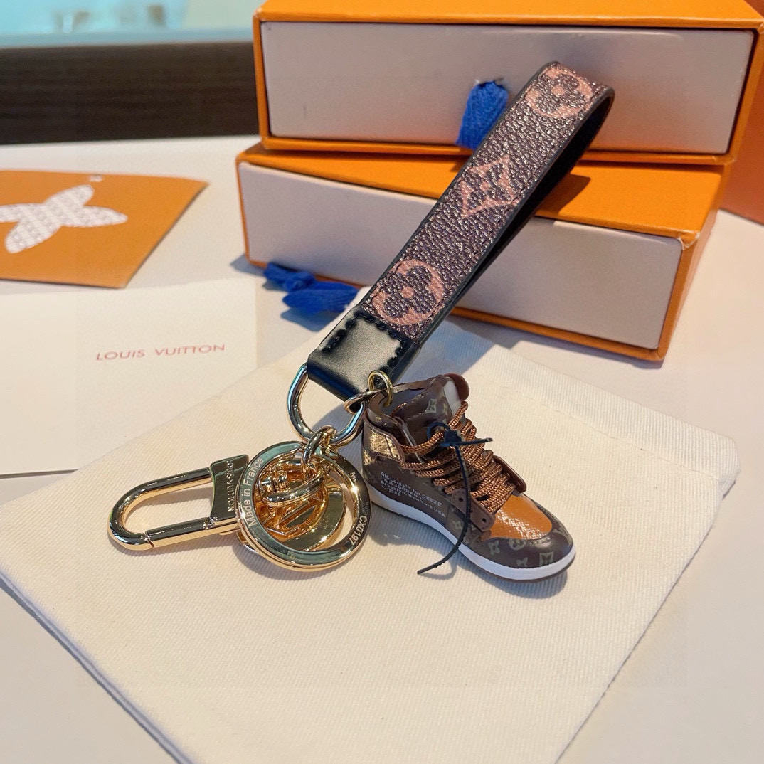  。LV经典老花棋格钥匙扣  钥匙扣➕联名nike迷你鞋子挂件时尚个性！车钥匙挂件 包包挂件配饰
Mon