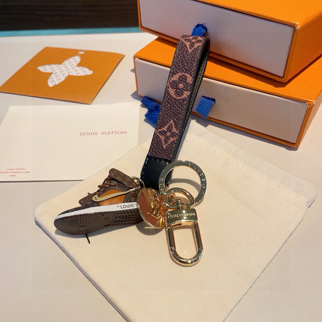  。LV经典老花棋格钥匙扣  钥匙扣➕联名nike迷你鞋子挂件时尚个性！车钥匙挂件 包包挂件配饰
Mon