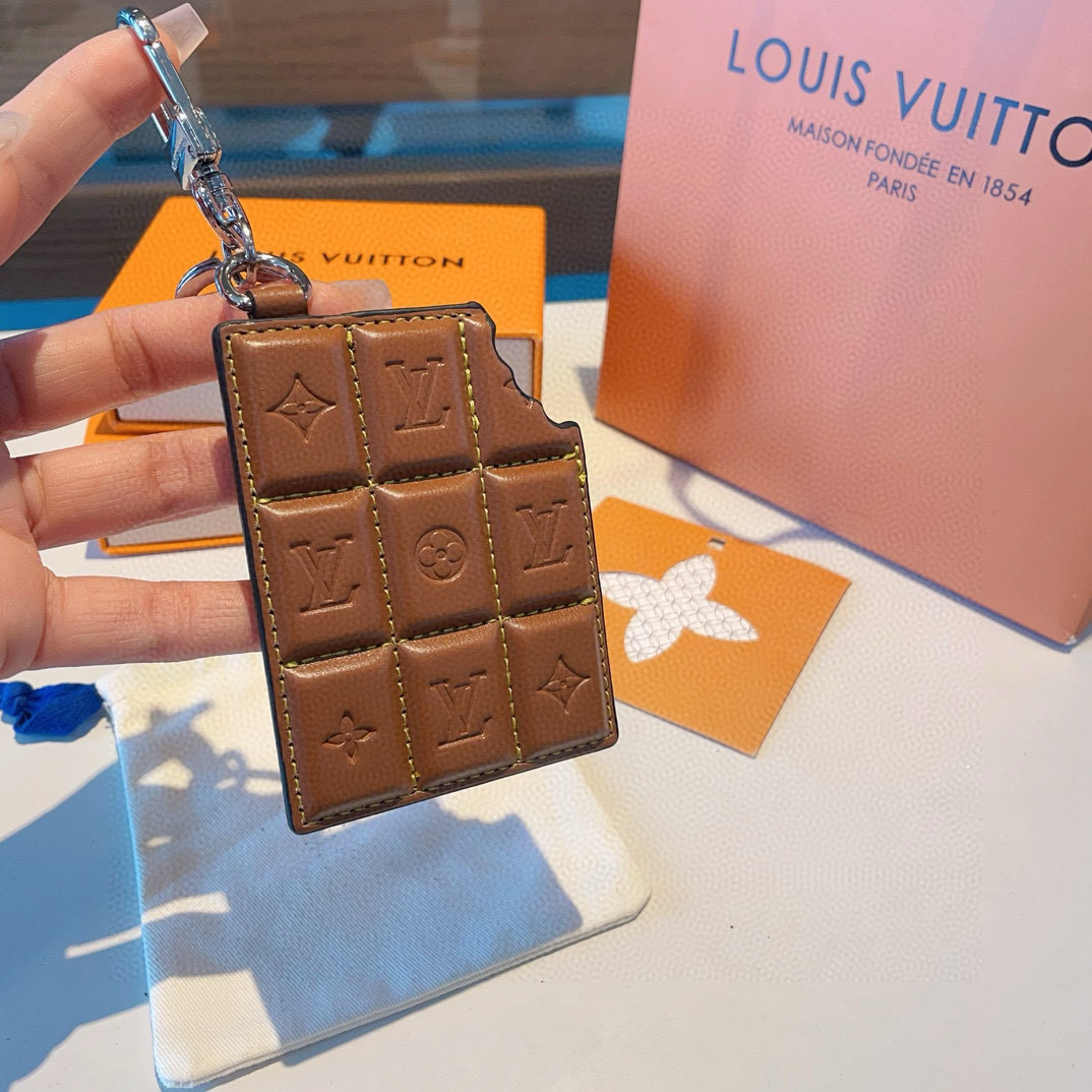  🆕LOUIS VUITTON官网M01478钥匙扣挂件  LV秋冬新款包饰与钥匙扣。
✨借鉴旅行袋中的