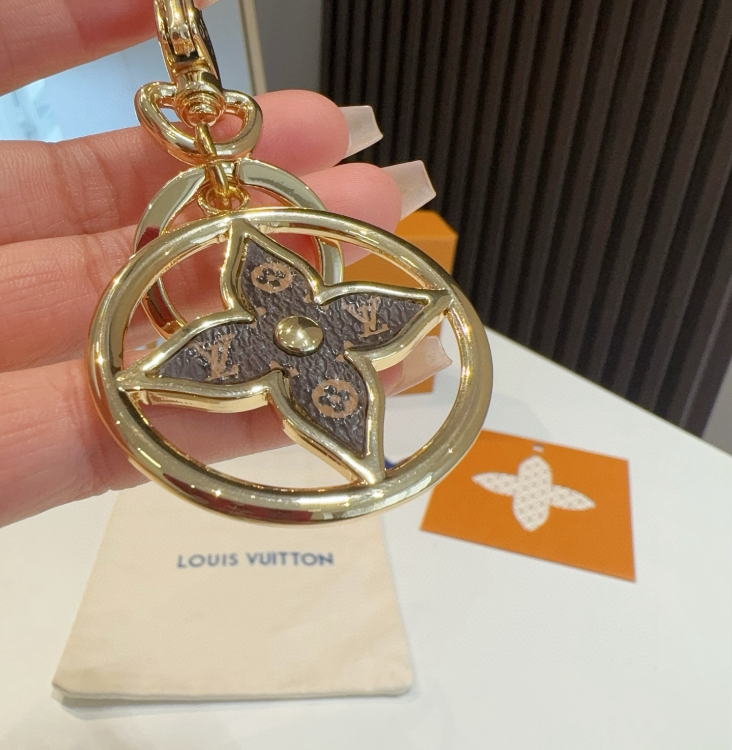  。官网m01207  LV钥匙扣 包包配饰 挂件 车钥匙伴侣 彰显时尚奢华
Puzzle Flower