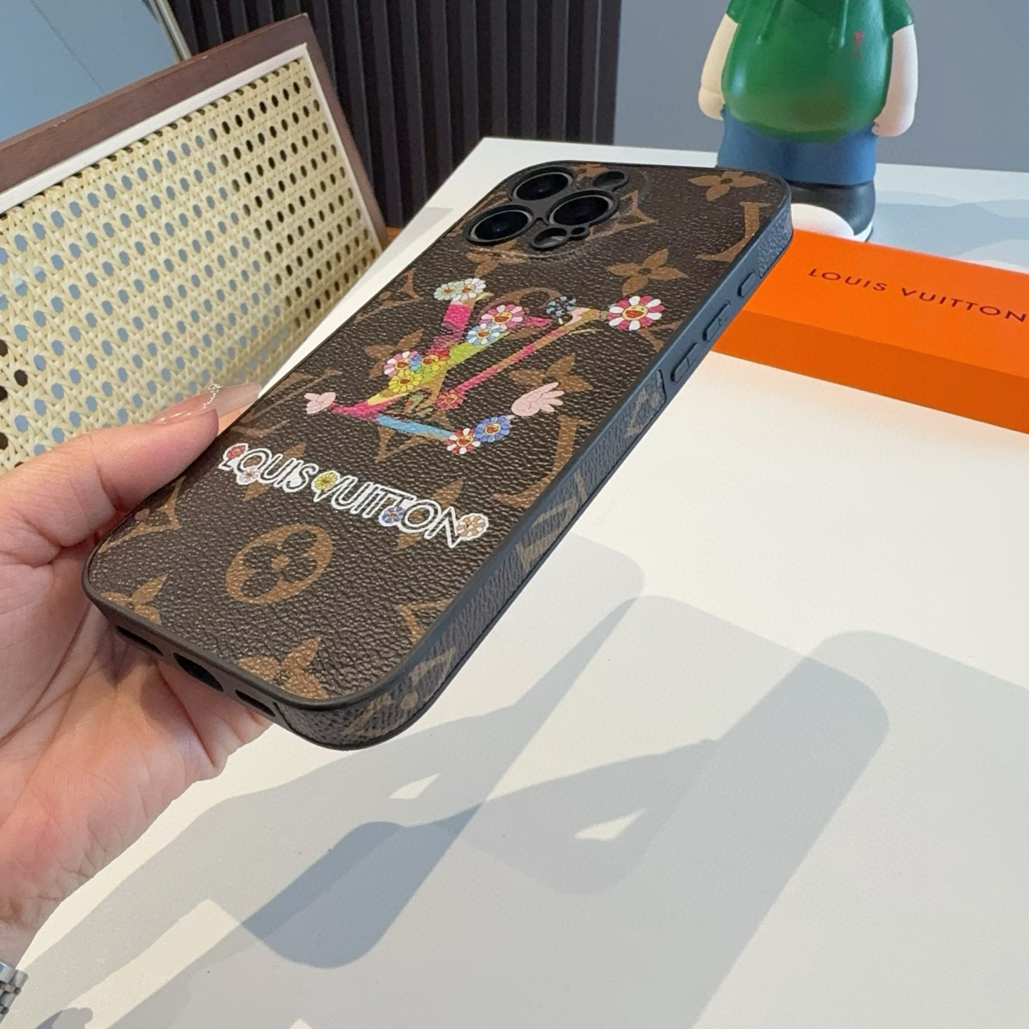 。Lv精孔全包手机壳 村上隆图案Lv全包围边皮质手机壳
型号:为了不出现报错型号,请打开本机查看手机设