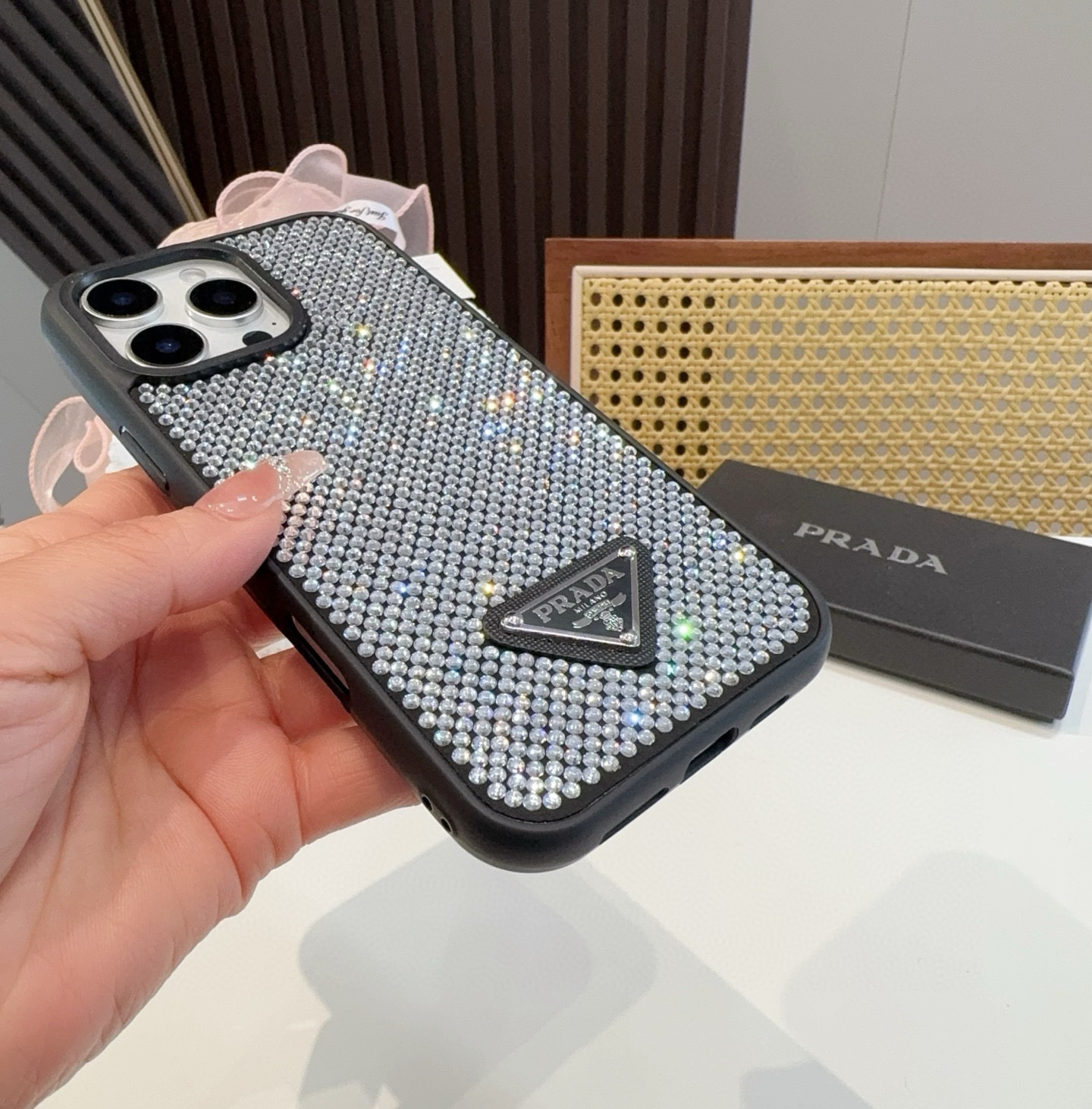 。Prada 官网同款手机壳 全包壳 普拉达手机壳 纯手工贴钻 bingbing
型号:为了不