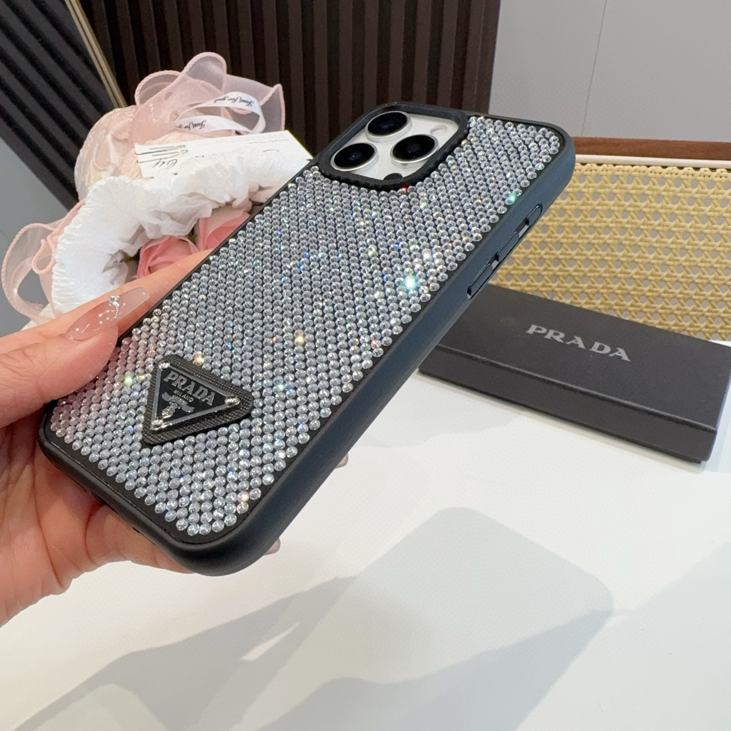 。Prada 官网同款手机壳 全包壳 普拉达手机壳 纯手工贴钻 bingbing
型号:为了不