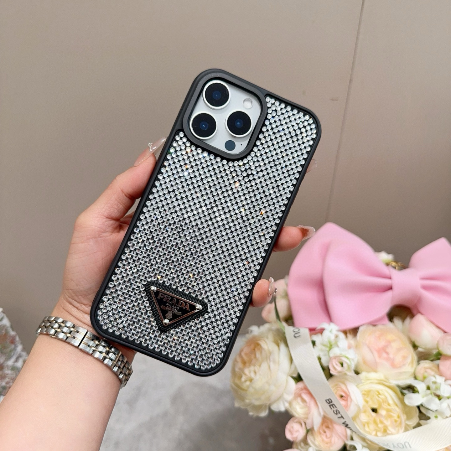 。Prada 官网同款手机壳 全包壳 普拉达手机壳 纯手工贴钻 bingbing
型号:为了不