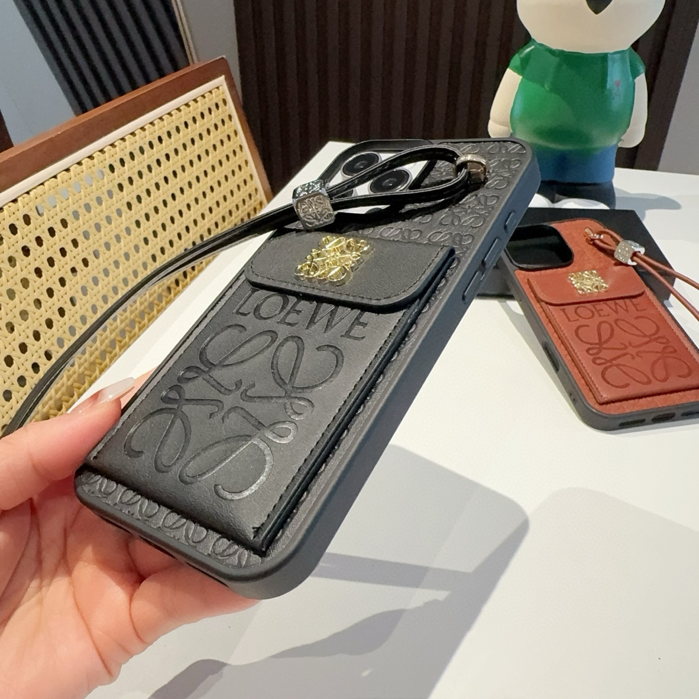 💕罗意威.Loewe翻盖插卡手机壳 短款手腕绳 插卡手机壳
型号:为了不出现报错型号,请打开本机查看手