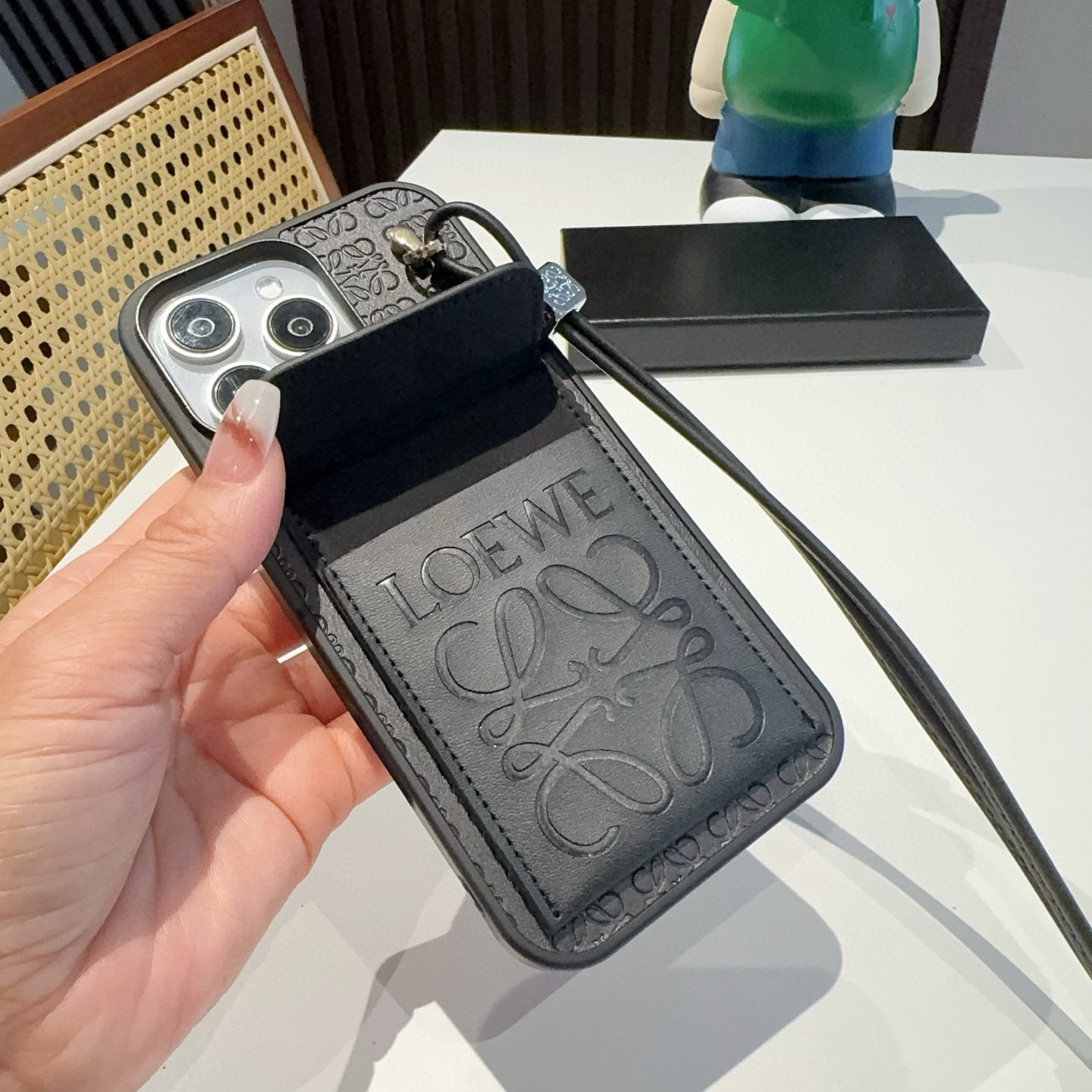 💕罗意威.Loewe翻盖插卡手机壳 短款手腕绳 插卡手机壳
型号:为了不出现报错型号,请打开本机查看手