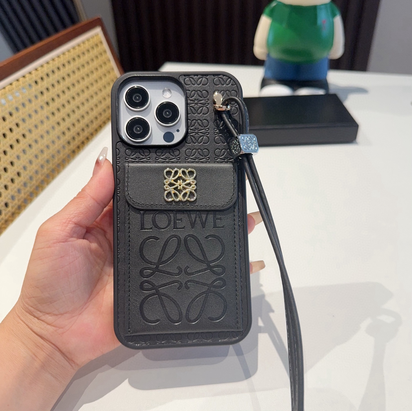 💕罗意威.Loewe翻盖插卡手机壳 短款手腕绳 插卡手机壳
型号:为了不出现报错型号,请打开本机查看手