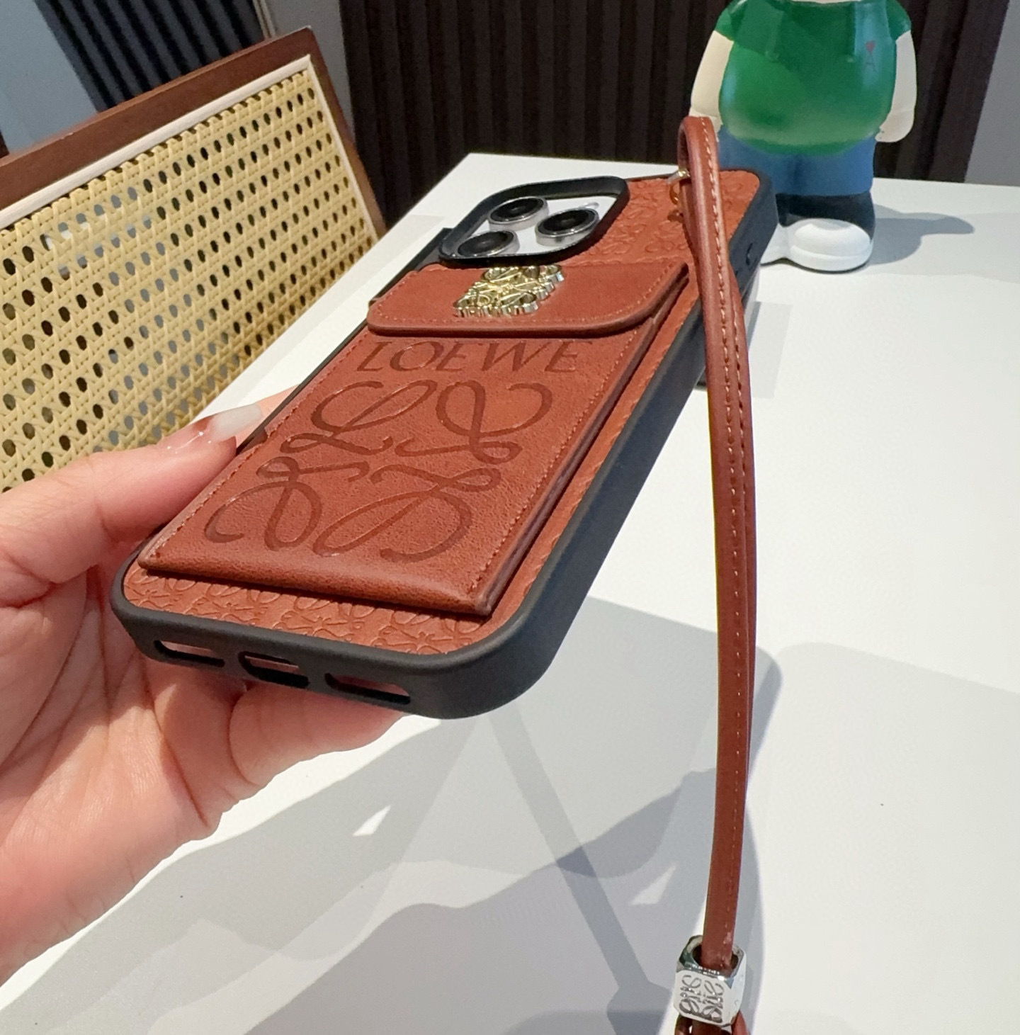 💕罗意威.Loewe翻盖插卡手机壳 短款手腕绳 插卡手机壳
型号:为了不出现报错型号,请打开本机查看手