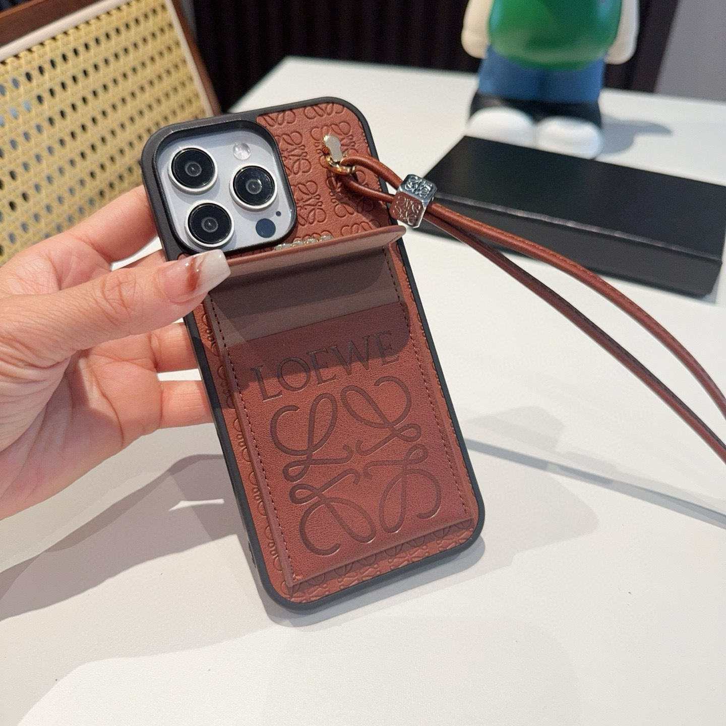 💕罗意威.Loewe翻盖插卡手机壳 短款手腕绳 插卡手机壳
型号:为了不出现报错型号,请打开本机查看手