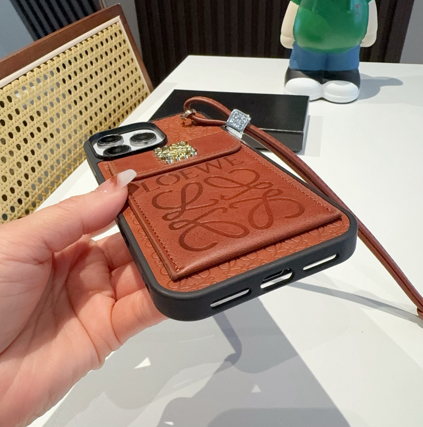 💕罗意威.Loewe翻盖插卡手机壳 短款手腕绳 插卡手机壳
型号:为了不出现报错型号,请打开本机查看手