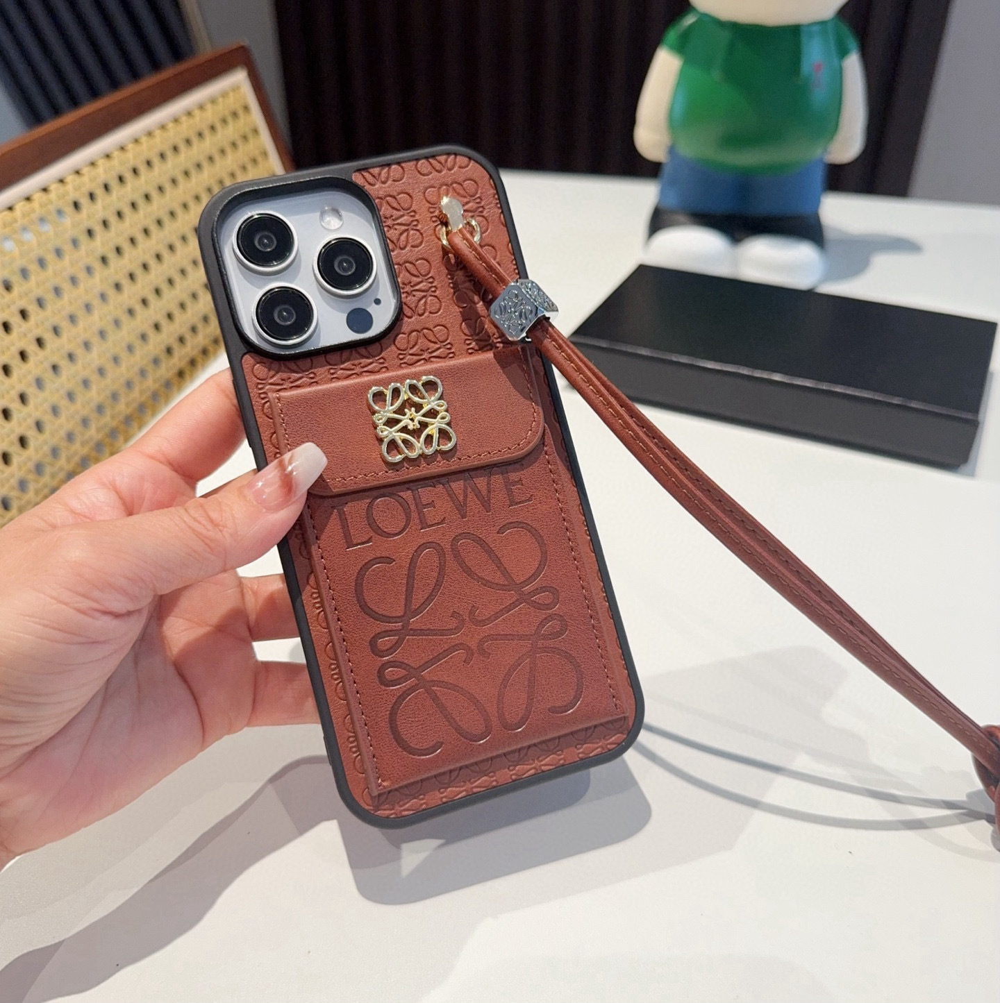 💕罗意威.Loewe翻盖插卡手机壳 短款手腕绳 插卡手机壳
型号:为了不出现报错型号,请打开本机查看手