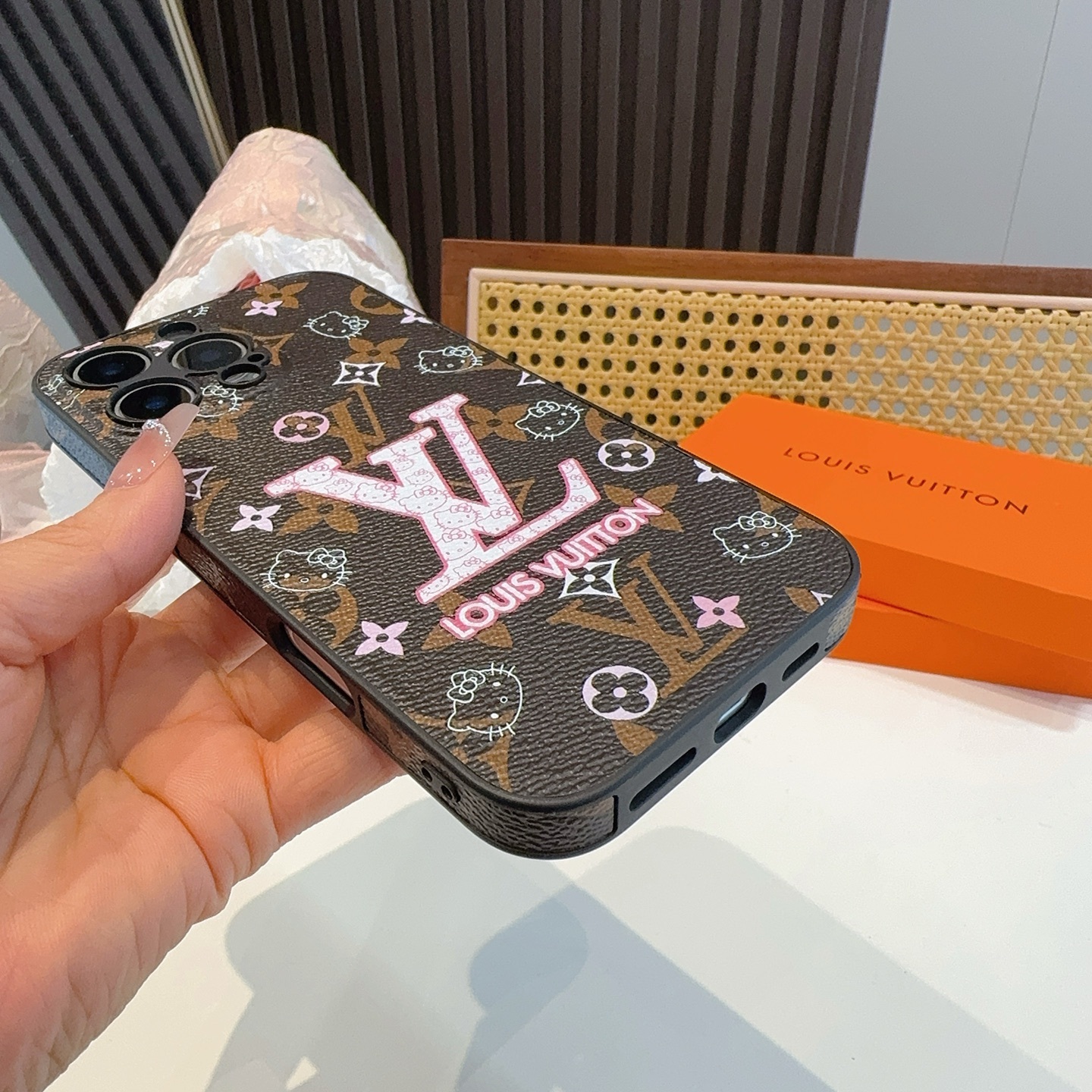 。Lv精孔全包围边皮质手机壳
型号:为了不出现报错型号,请打开本机查看手机设置显示的型号⚠️⚠️⚠️