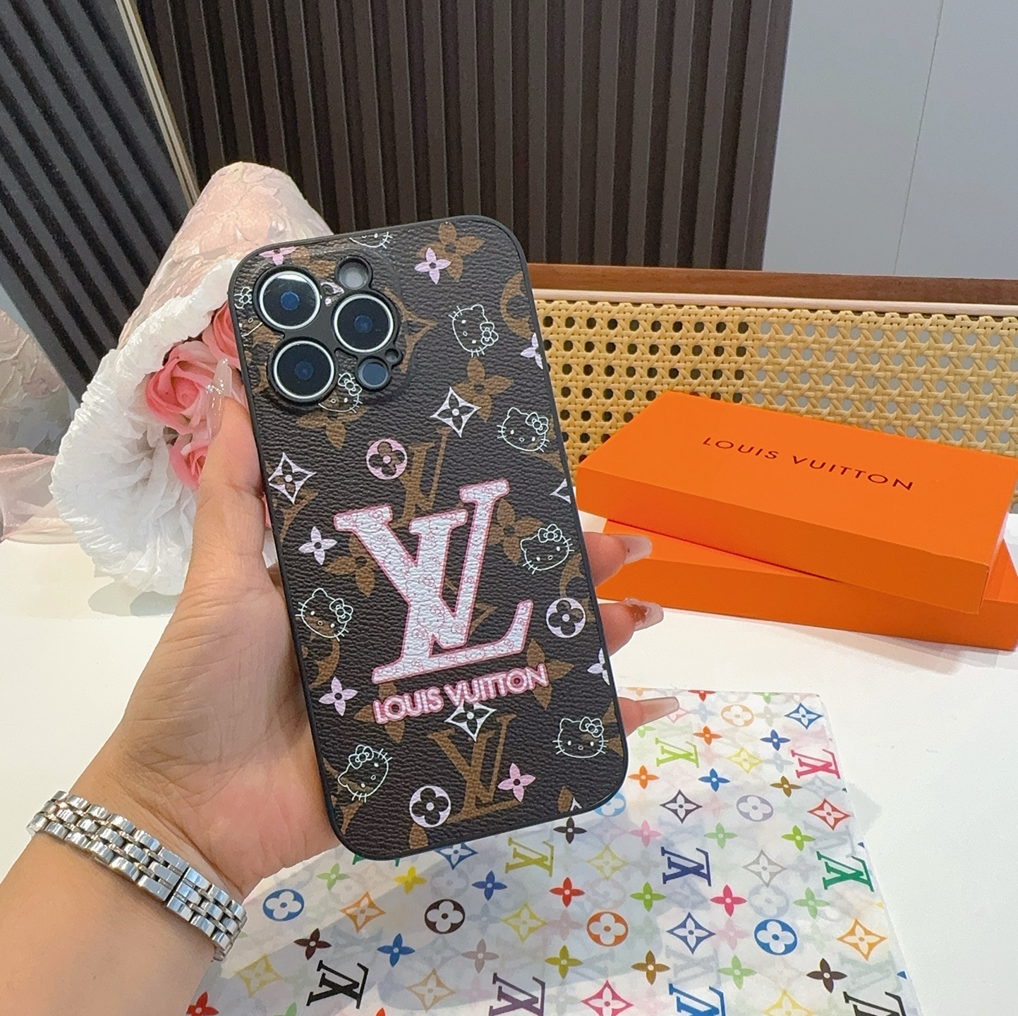 。Lv精孔全包围边皮质手机壳
型号:为了不出现报错型号,请打开本机查看手机设置显示的型号⚠️⚠️⚠️