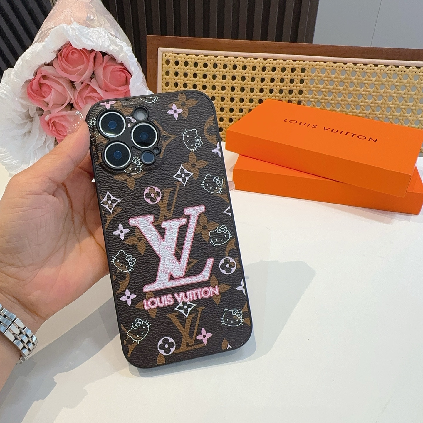 。Lv精孔全包围边皮质手机壳
型号:为了不出现报错型号,请打开本机查看手机设置显示的型号⚠️⚠️⚠️
