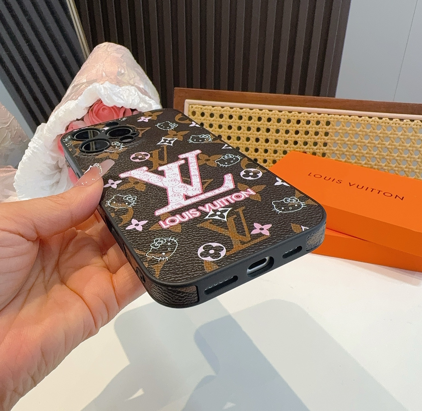 。Lv精孔全包围边皮质手机壳
型号:为了不出现报错型号,请打开本机查看手机设置显示的型号⚠️⚠️⚠️